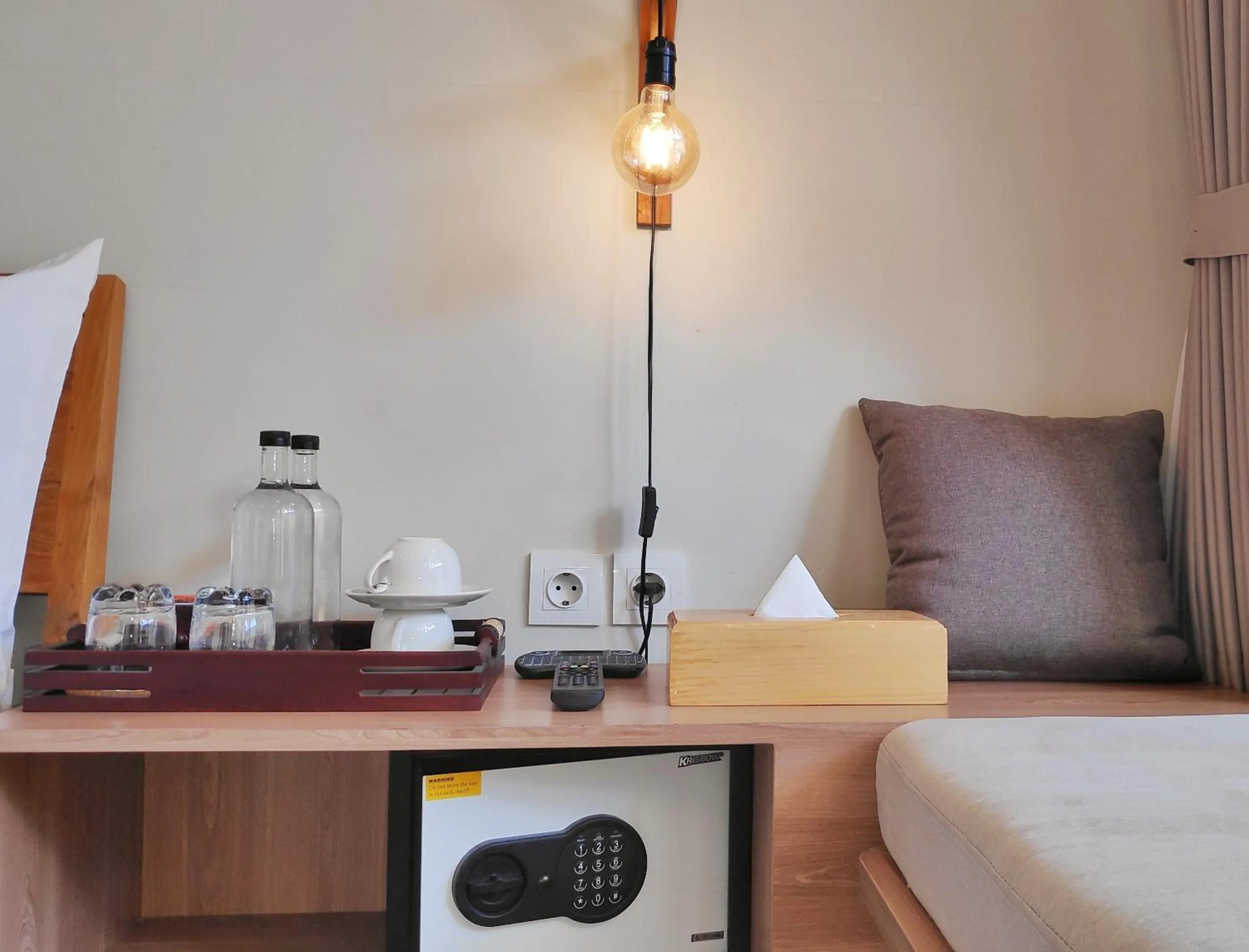 Coffee/tea facilities, Bed in Hotel and Villa B52 Gili Air