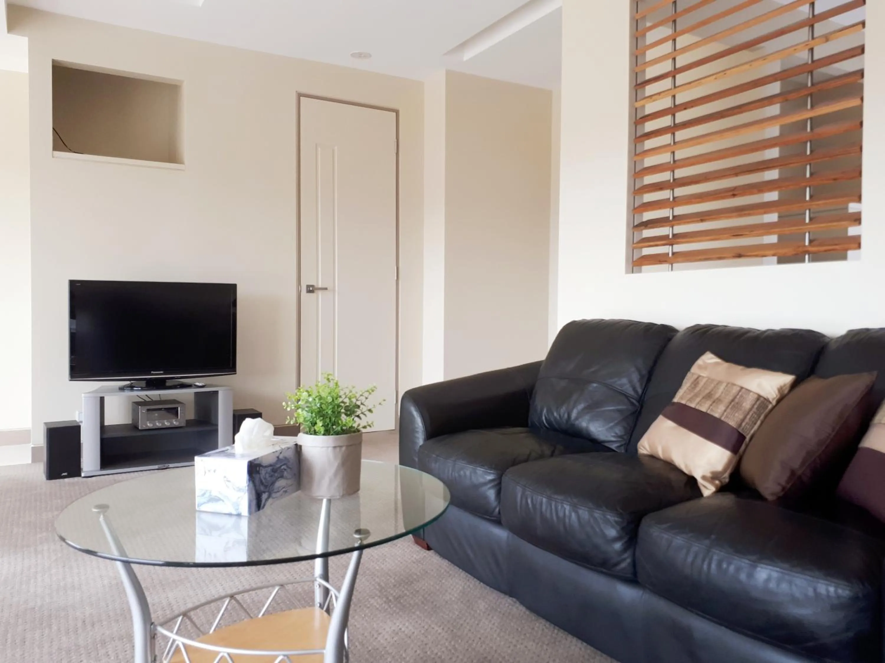 TV and multimedia in Couples Retreat with Mountain View Near Hobart