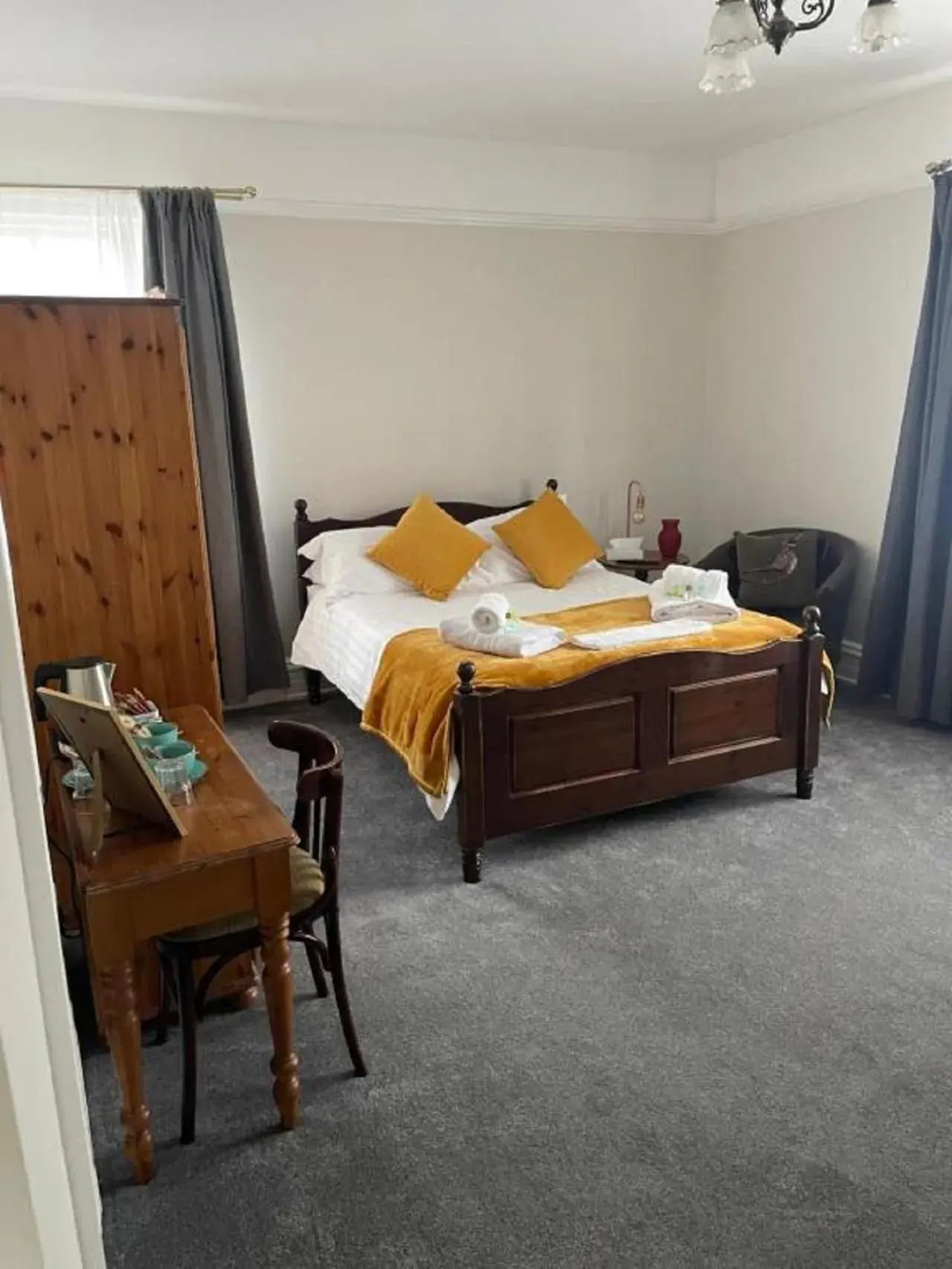 Deluxe Double Room with Bath in The Red Lion Hotel Deluxe Double Room with Bath in The Red Lion Hotel