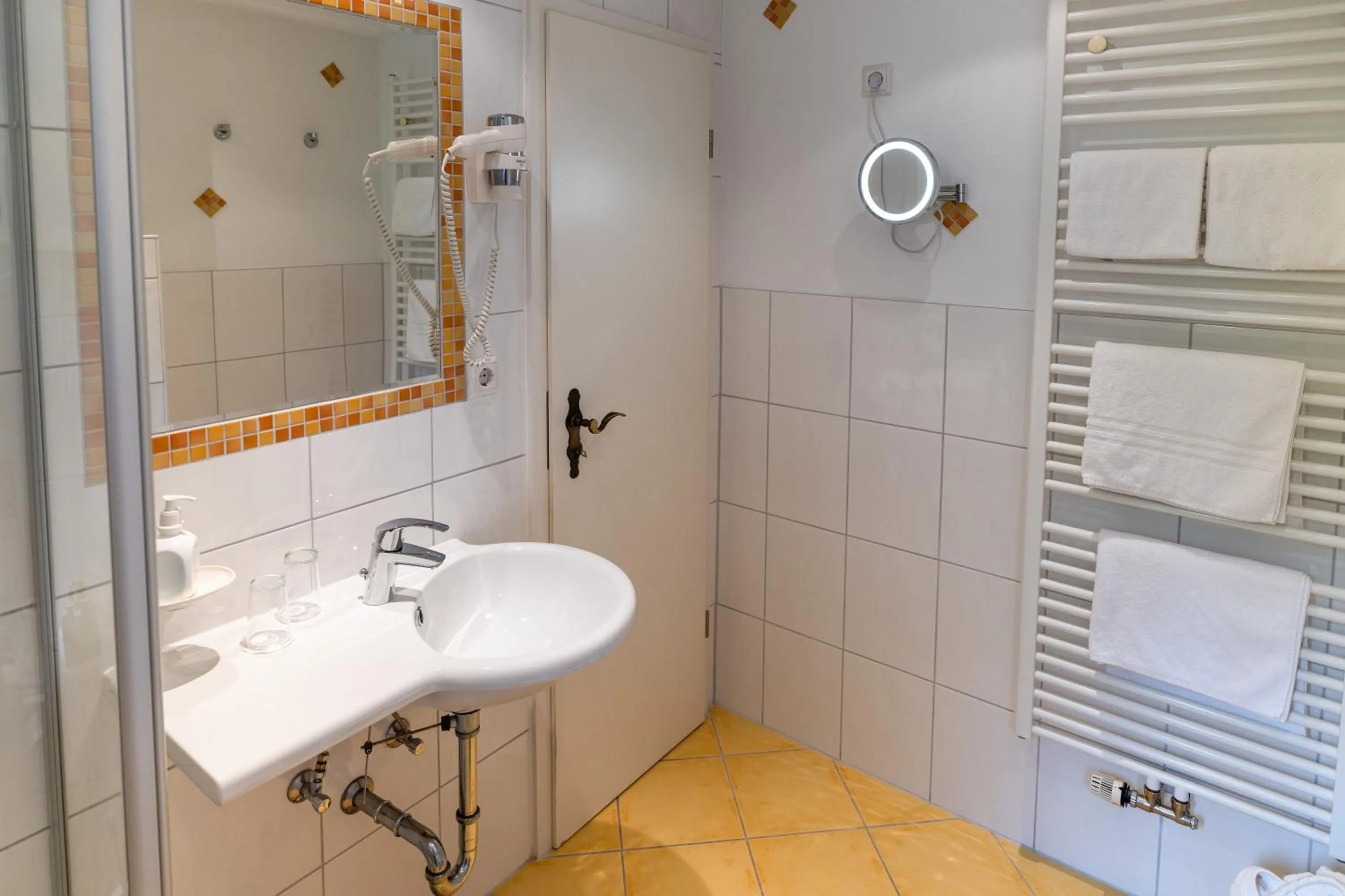 Bathroom in Wellnesshotel Rothfuß mit Spa und 2 Schwimmbädern