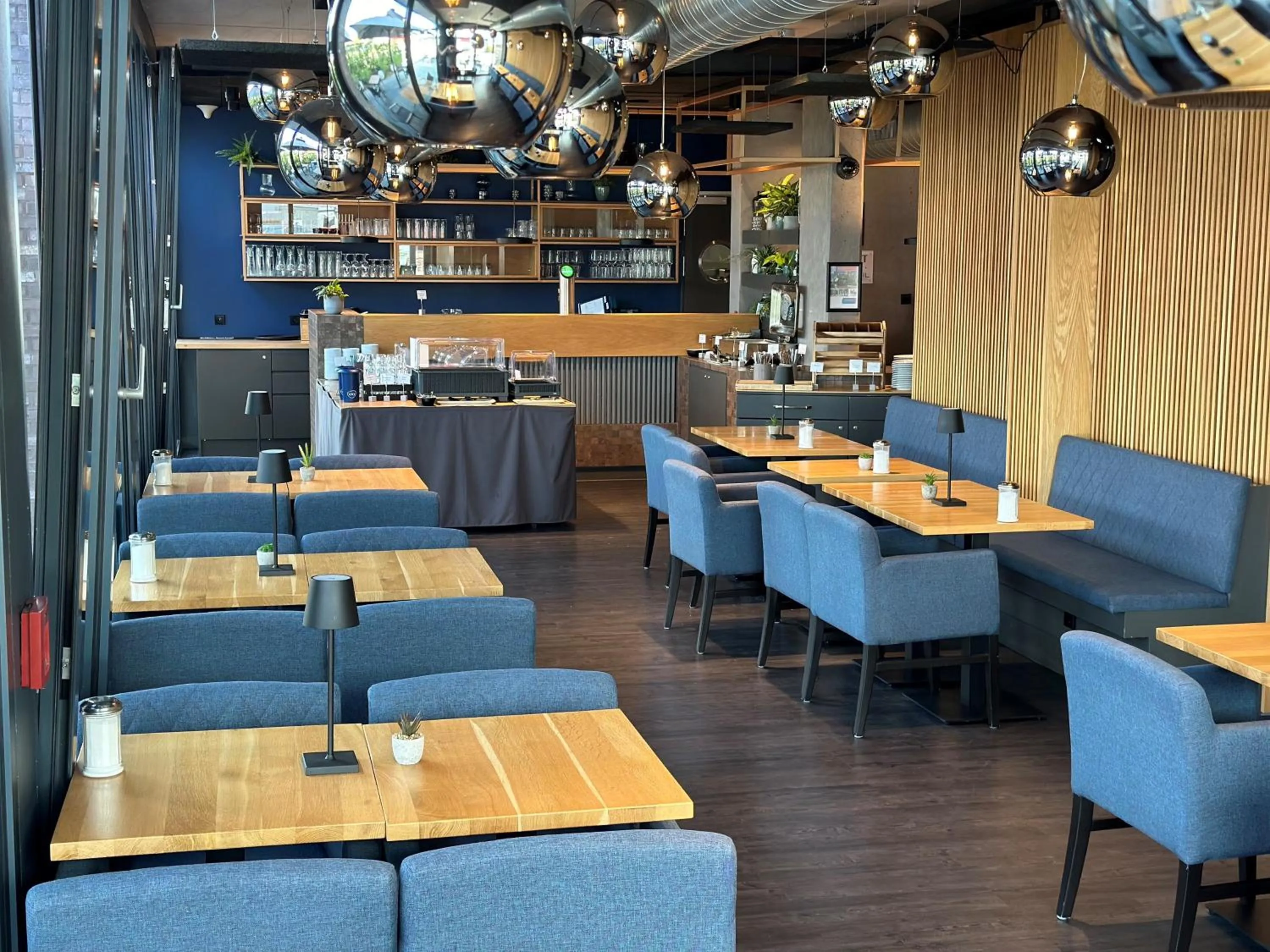 Restaurant/places to eat in AKZENT Hotel DÉJANIL