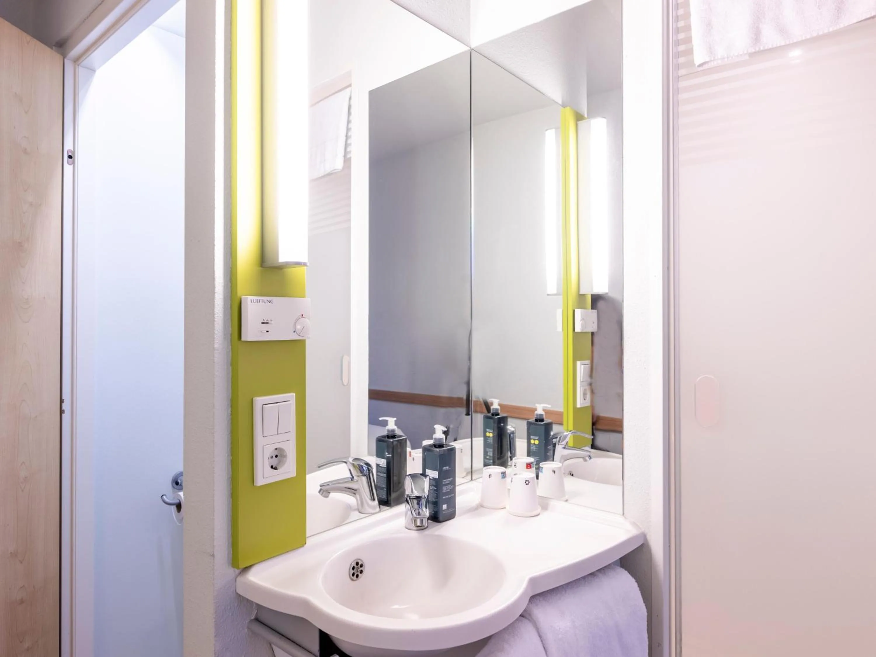 Shower in ibis budget Giessen Linden