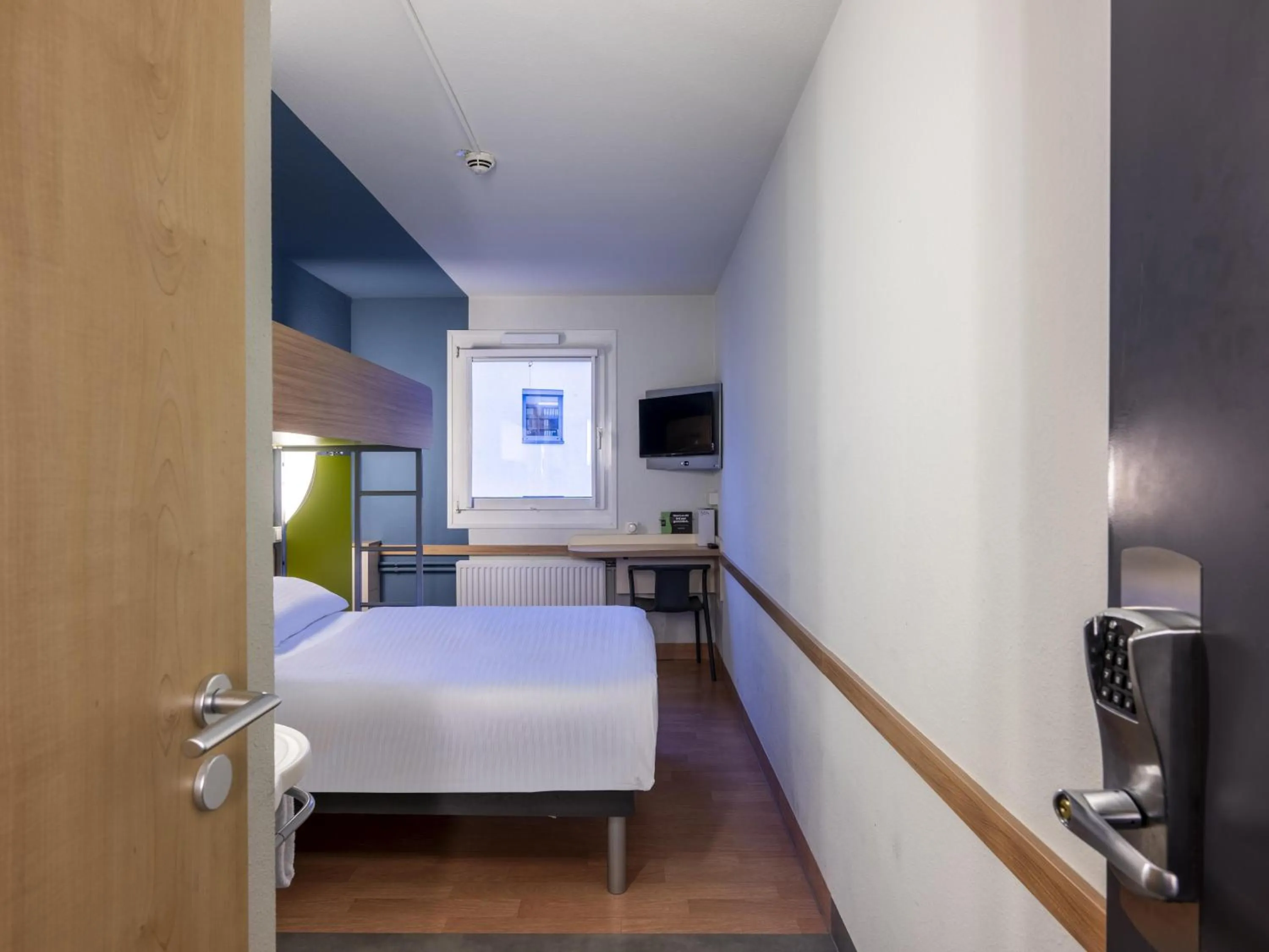 Photo of the whole room, Bed in ibis budget Giessen Linden