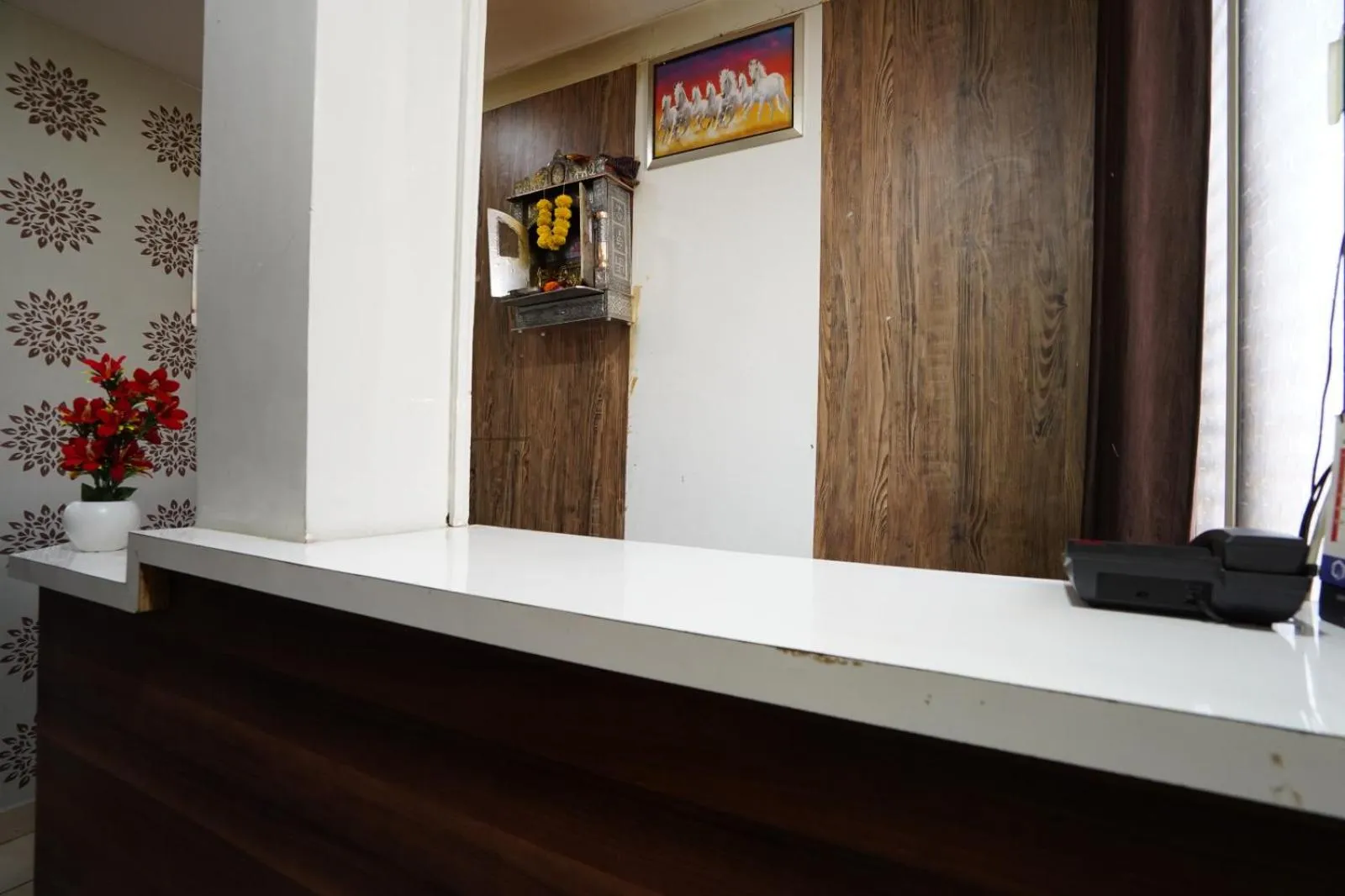 Lobby or reception in Hotel Sai Inn, Ahmedabad Airport