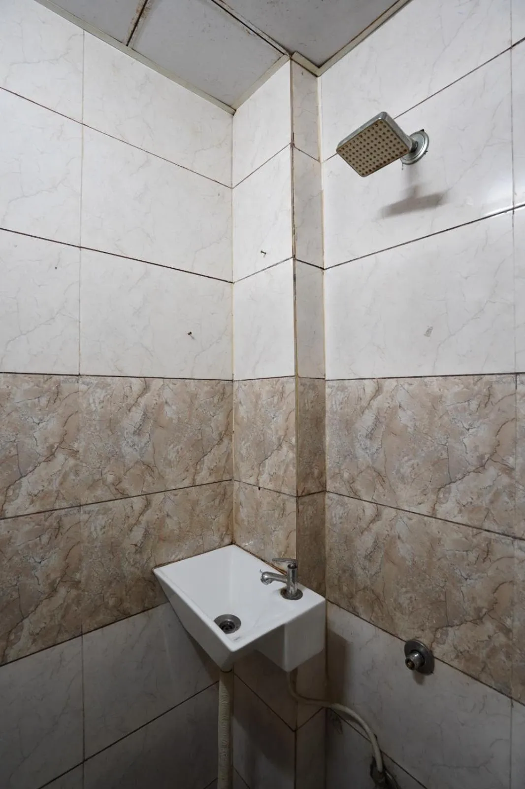 Shower in Hotel Sai Inn, Ahmedabad Airport