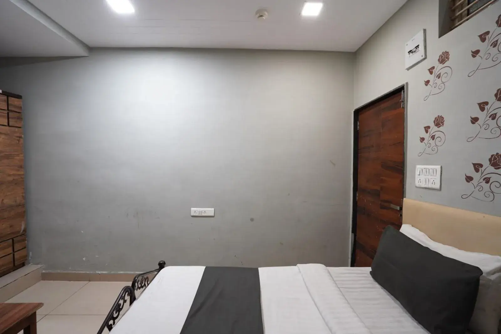 Deluxe Single Room in Hotel Sai Inn, Ahmedabad Airport Deluxe Single Room in Hotel Sai Inn, Ahmedabad Airport