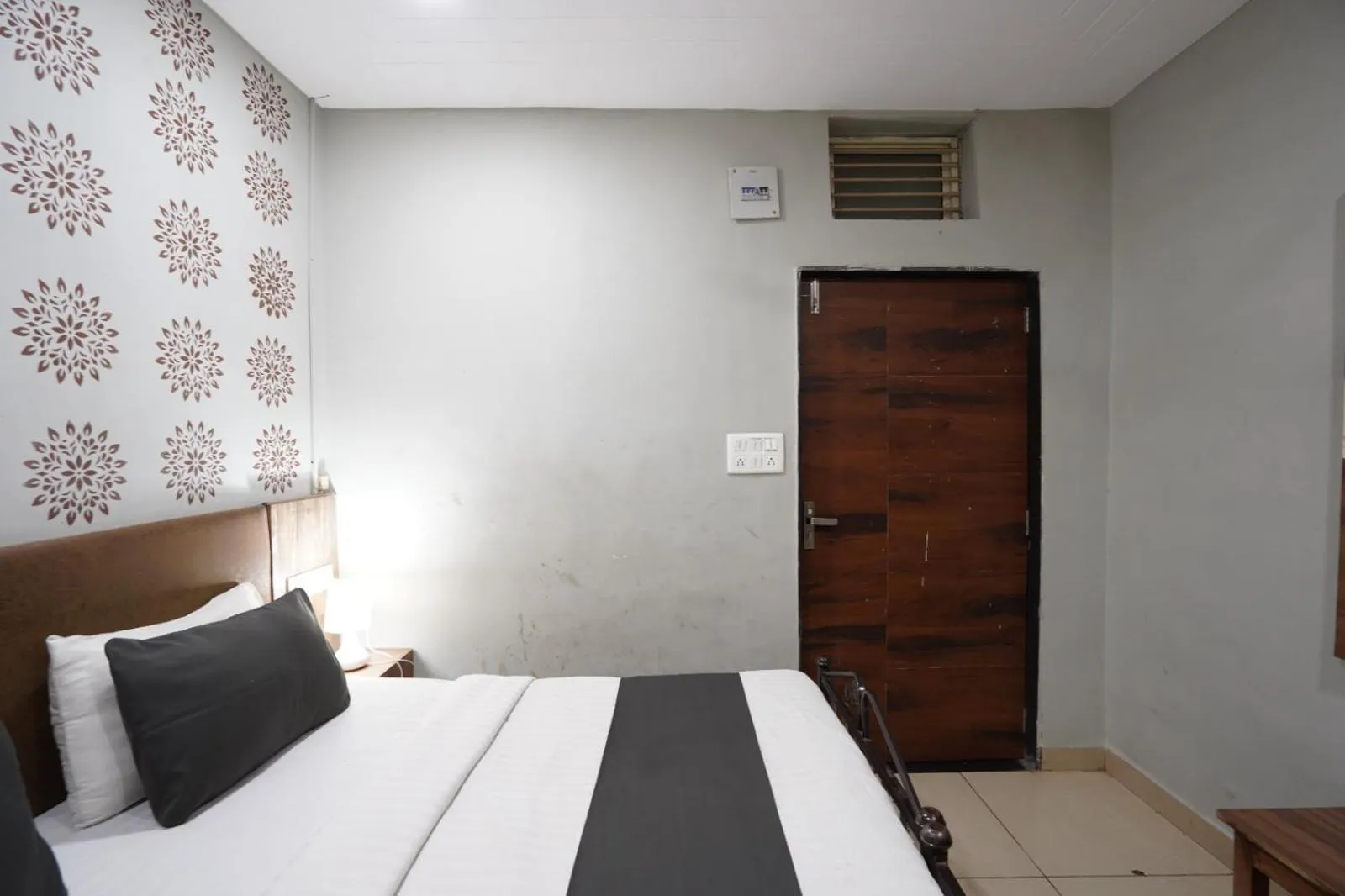 Photo of the whole room, Bed in Hotel Sai Inn, Ahmedabad Airport