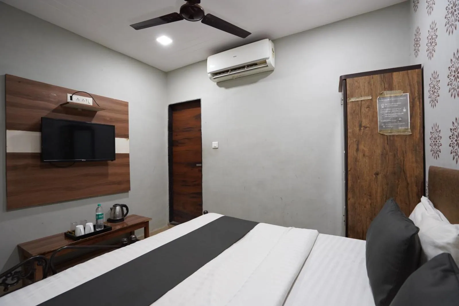 Photo of the whole room, Bed in Hotel Sai Inn, Ahmedabad Airport