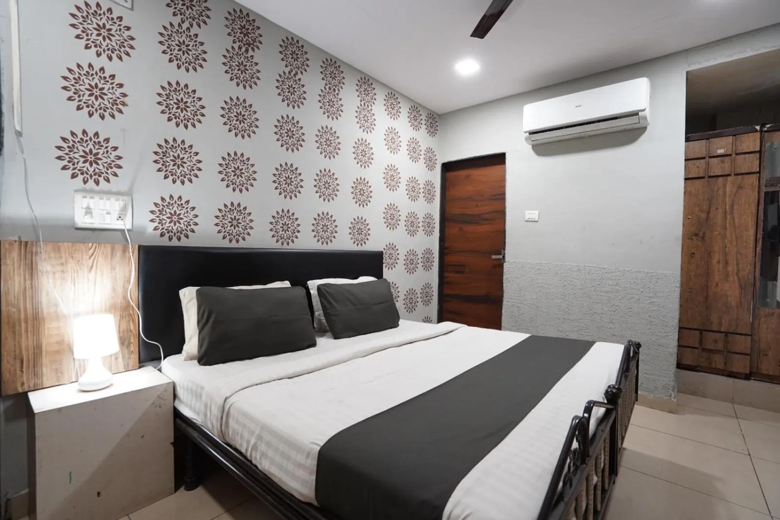 Photo of the whole room, Bed in Hotel Sai Inn, Ahmedabad Airport