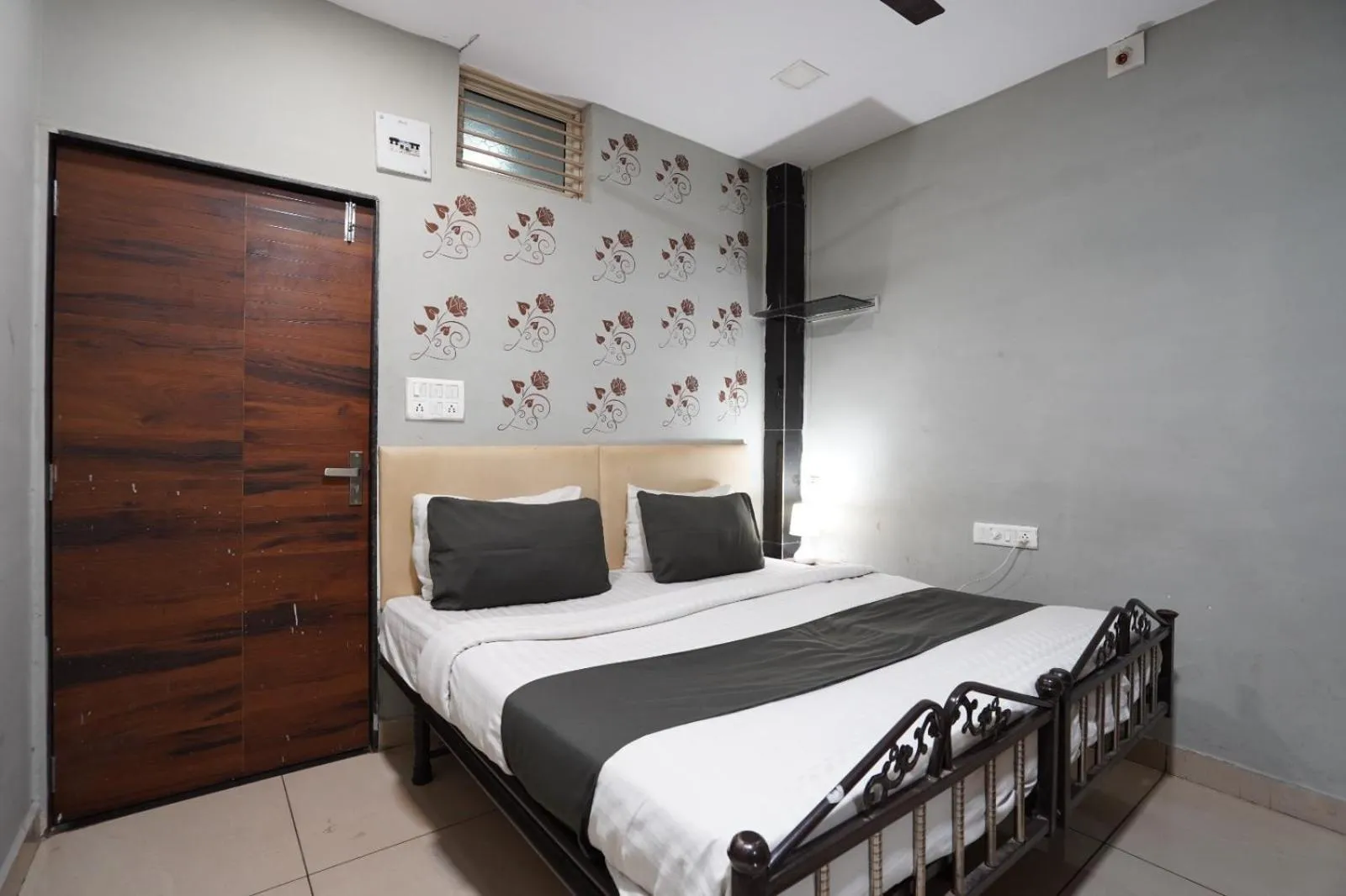 Photo of the whole room, Bed in Hotel Sai Inn, Ahmedabad Airport