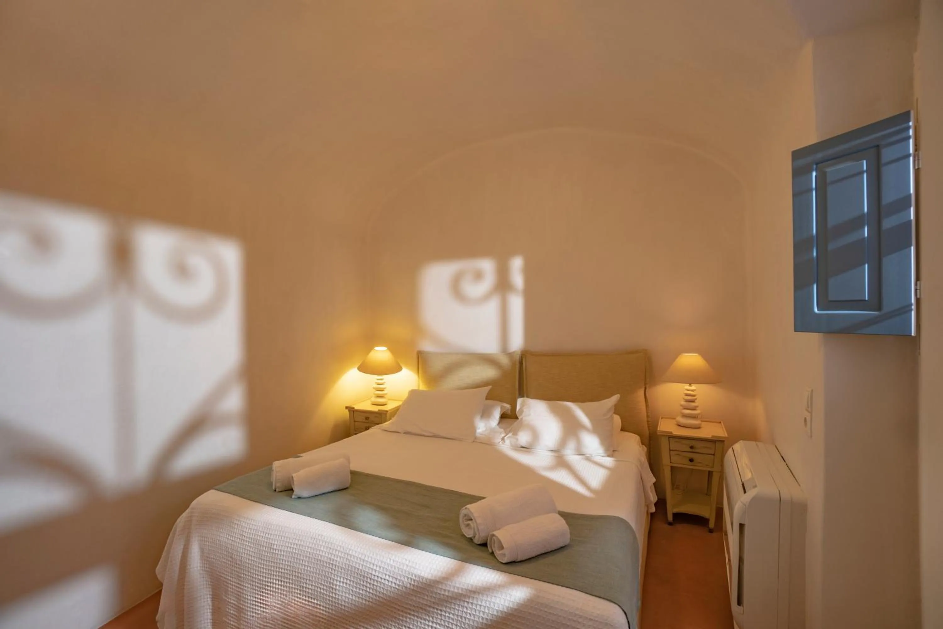 Bedroom, Bed in Oia Mansion
