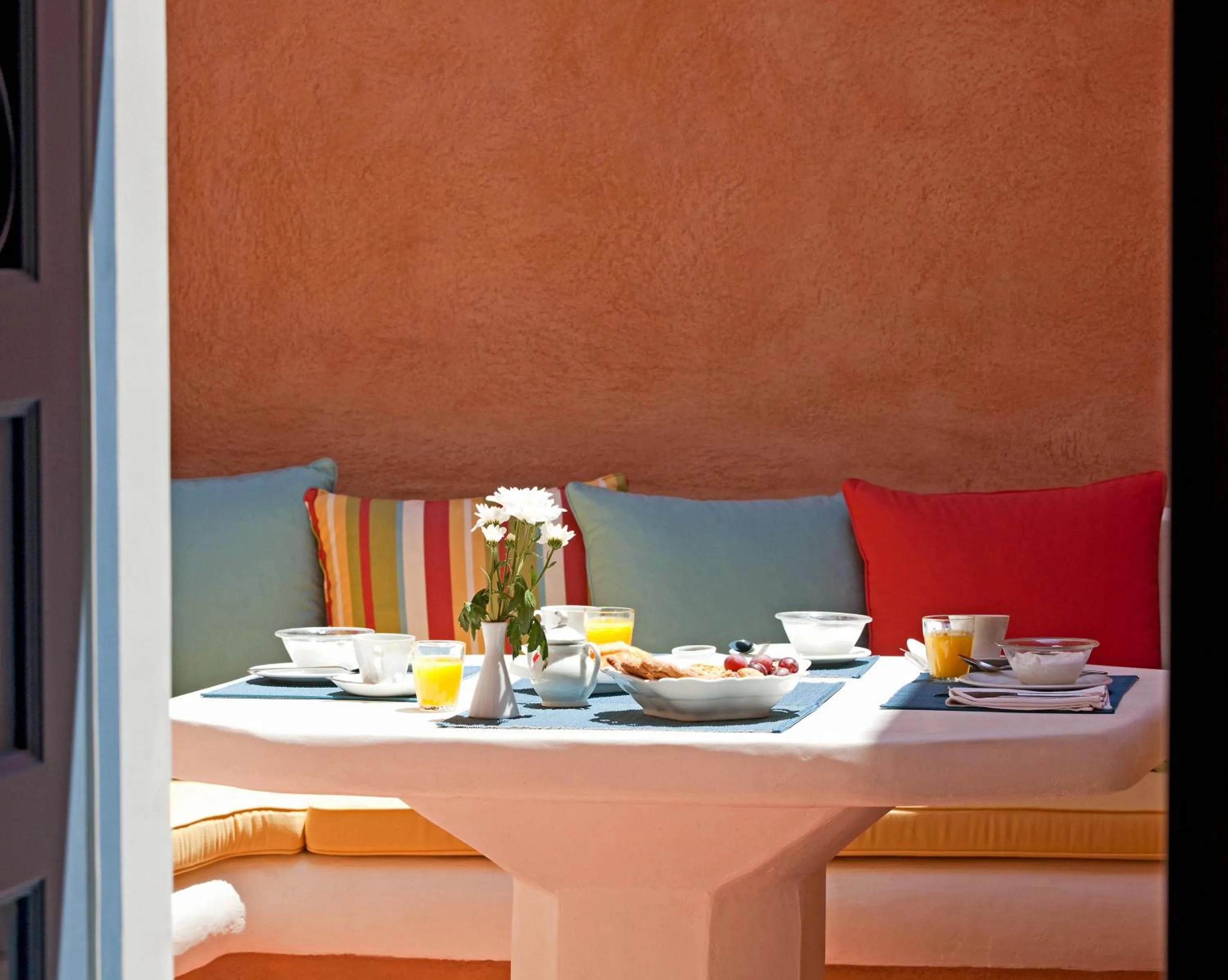 Food and drinks in Oia Mansion