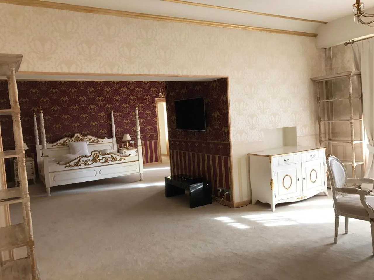Bedroom, Bed in Château de Béguin