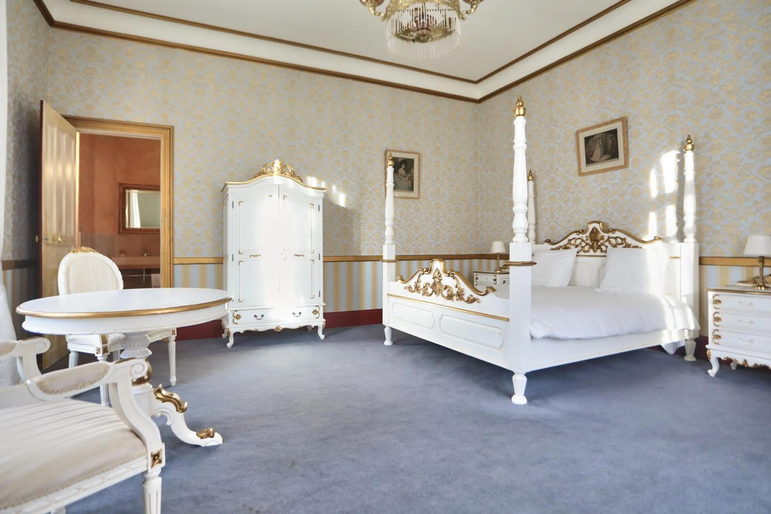 Bedroom, Bed in Château de Béguin