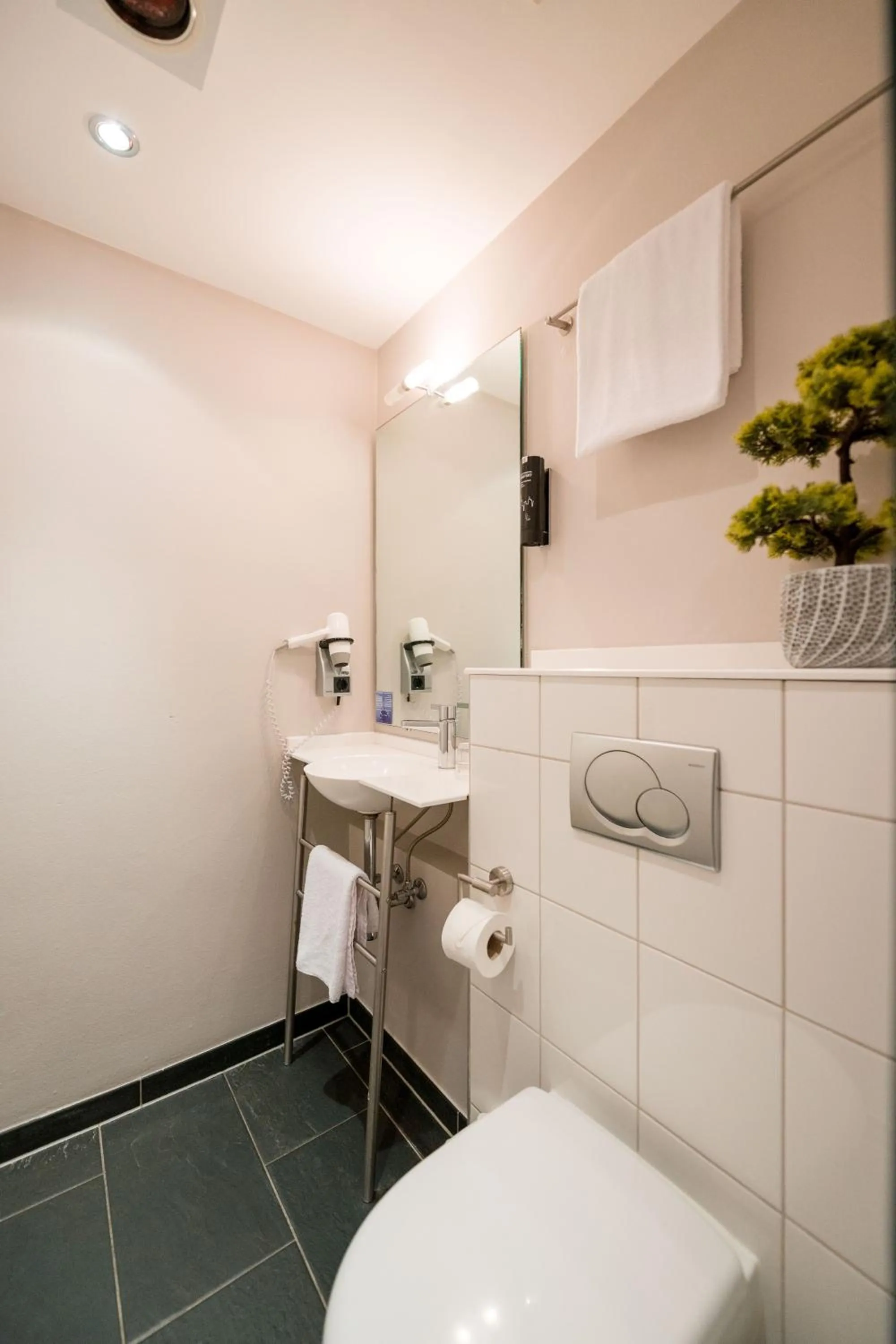 Toilet in Hotel Admiral am Zoo