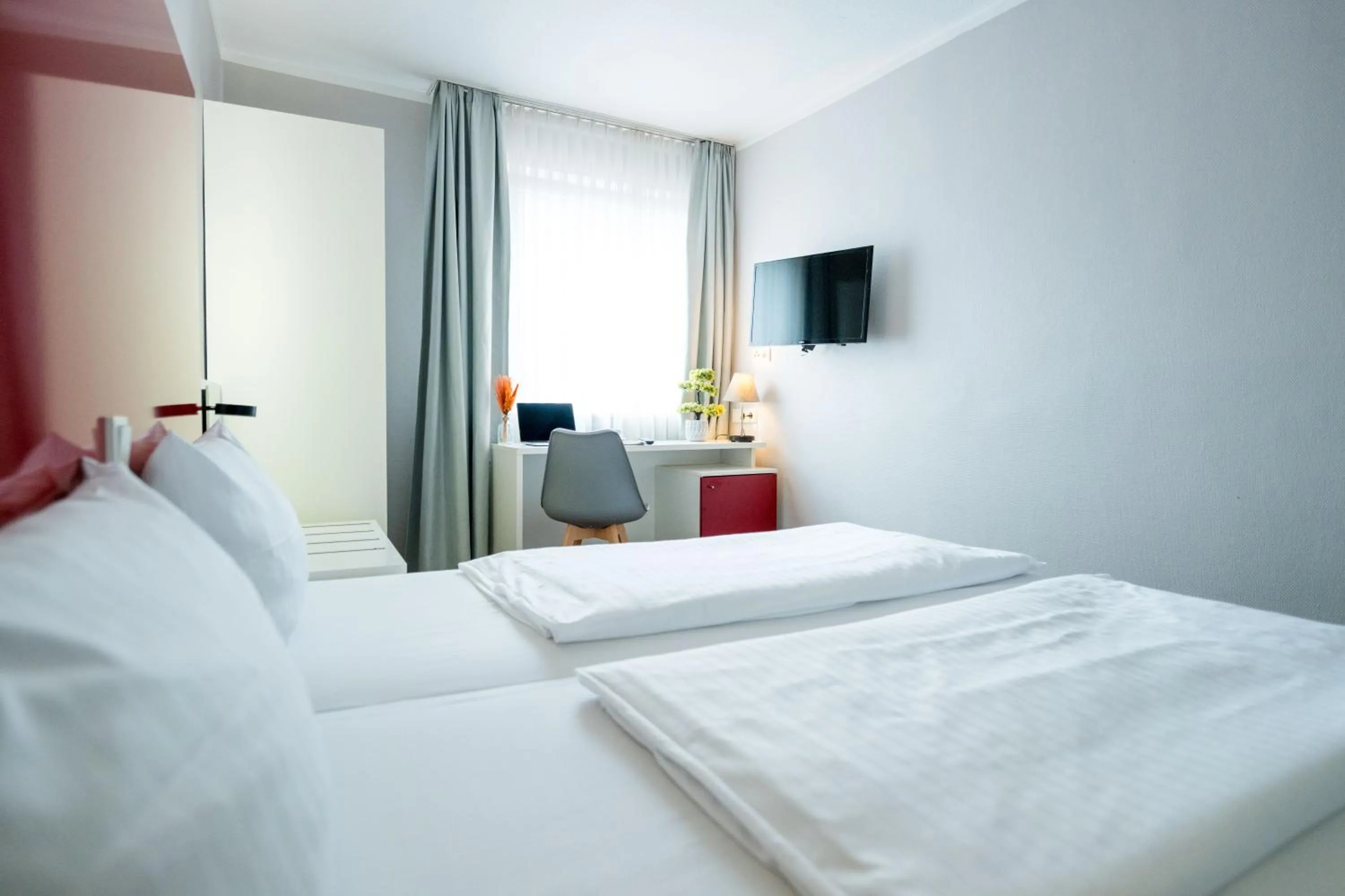 Communal lounge/ TV room, Bed in Hotel Admiral am Zoo