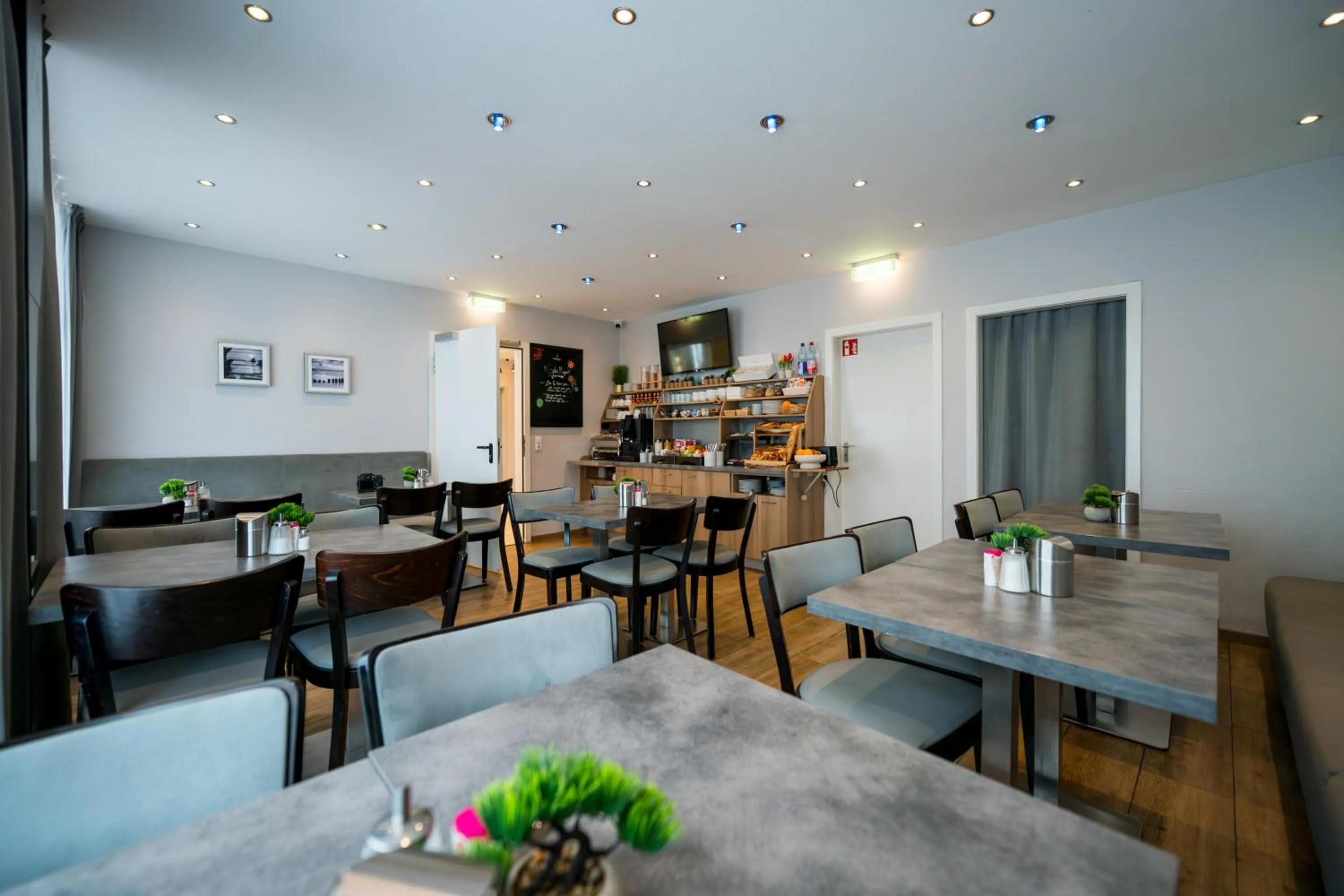 Restaurant/places to eat in Hotel Admiral am Zoo