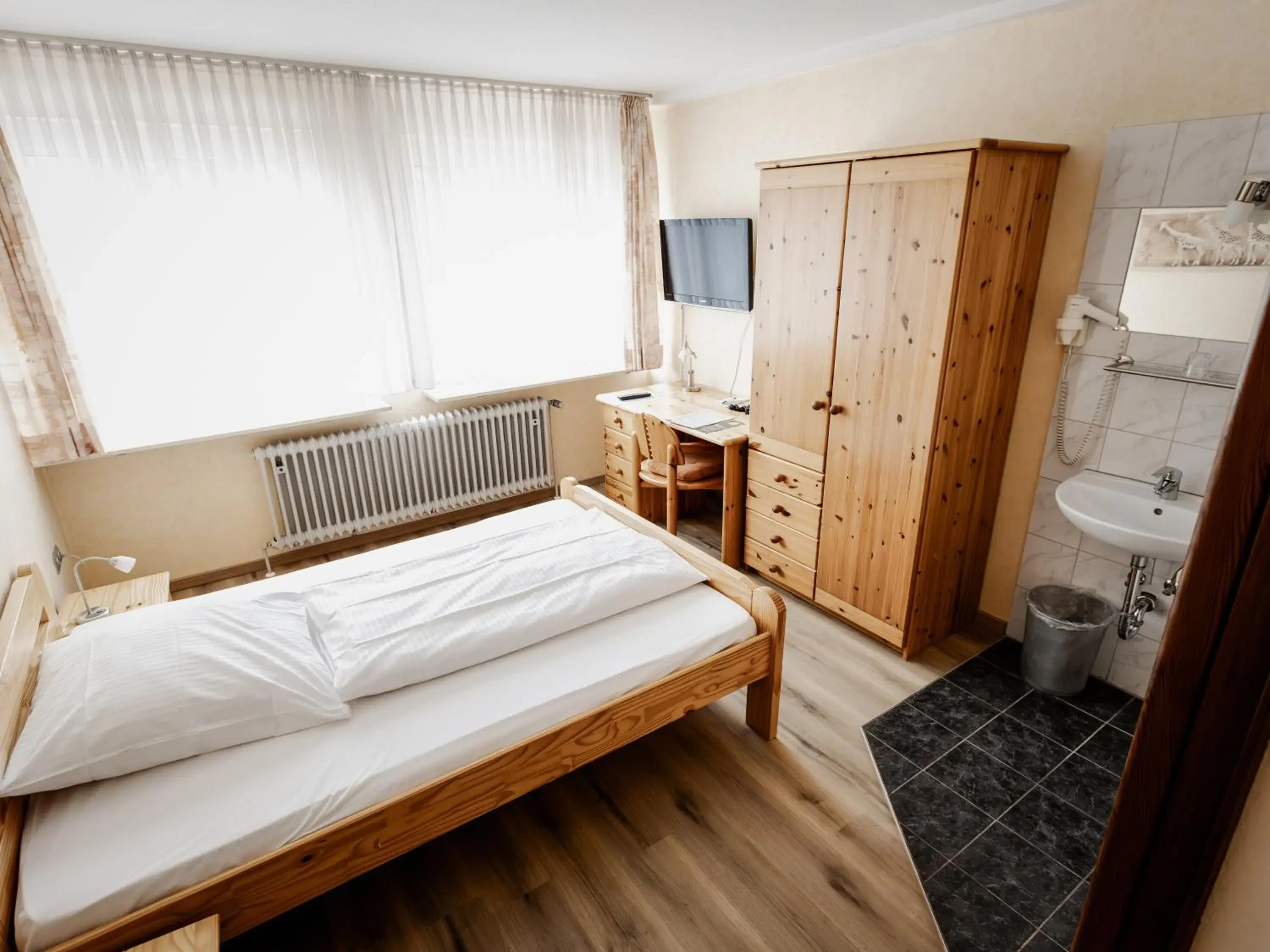 Single Room in Hotel-Restaurant Zum Schwalbennest Single Room in Hotel-Restaurant Zum Schwalbennest