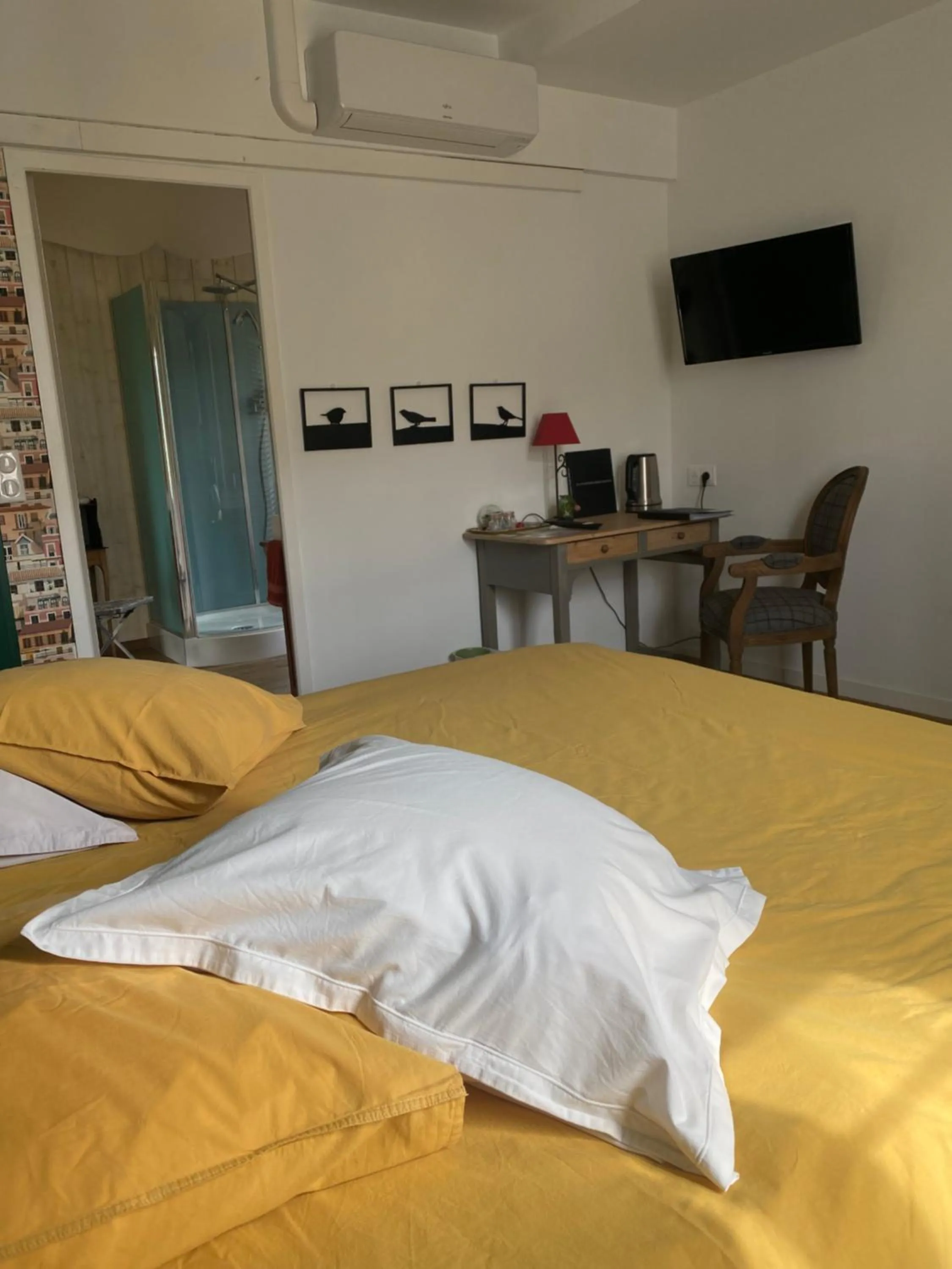 Photo of the whole room, Bed in Suite en Terrasse à Cognac