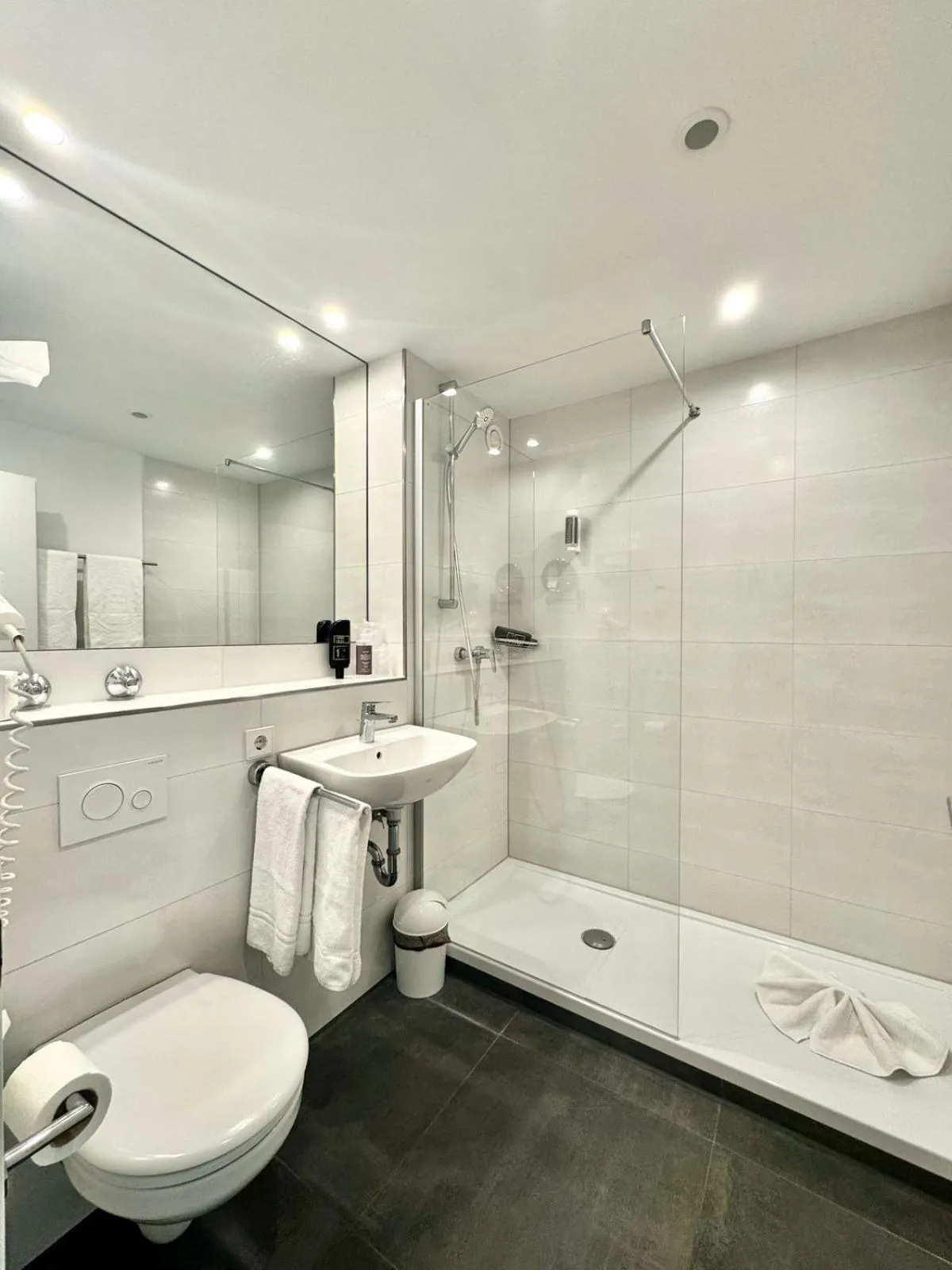 Bathroom in MY Parkhotel by AR Hotels