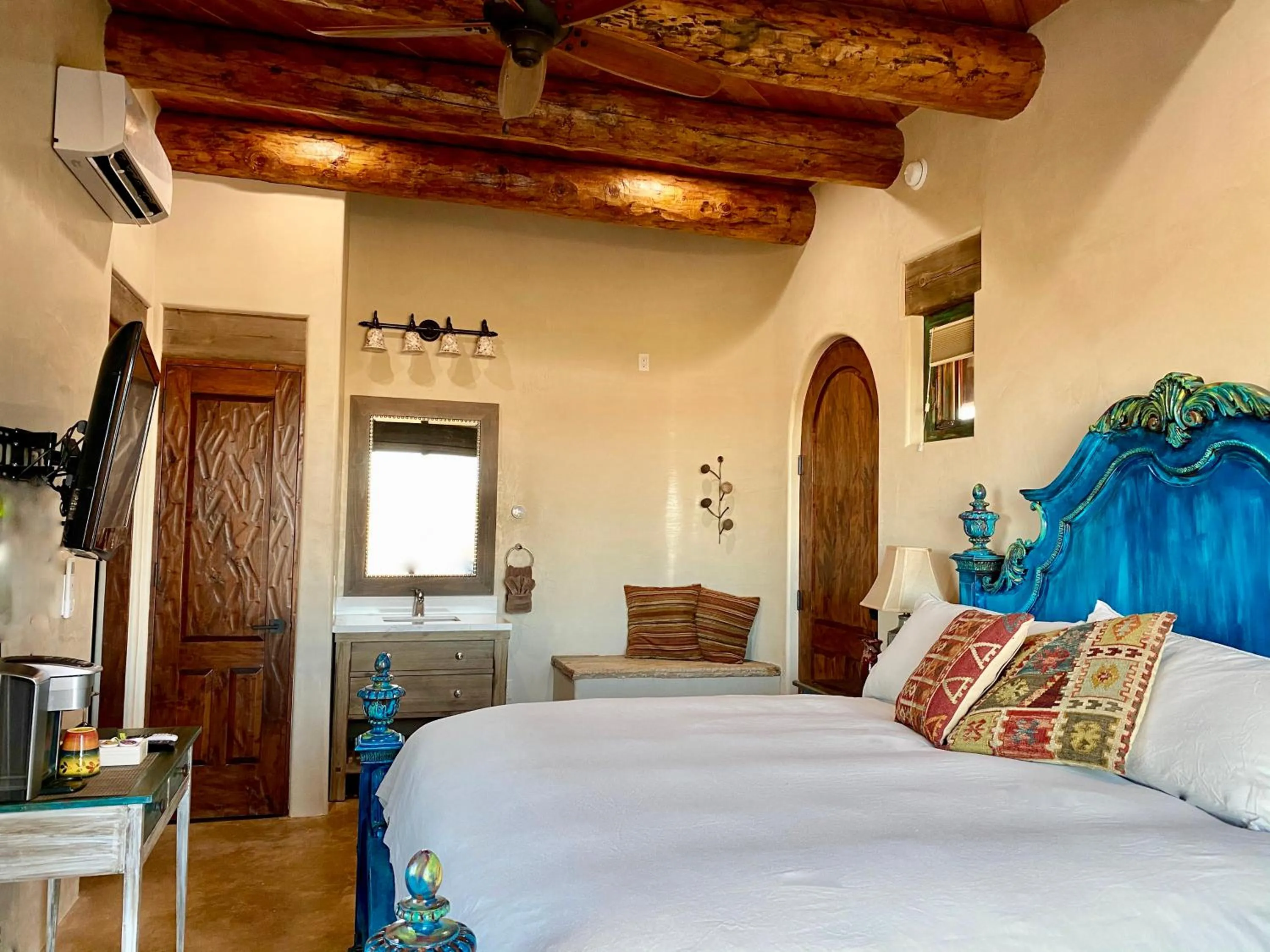 Bed in The Grand Hacienda Inn with Breakfast