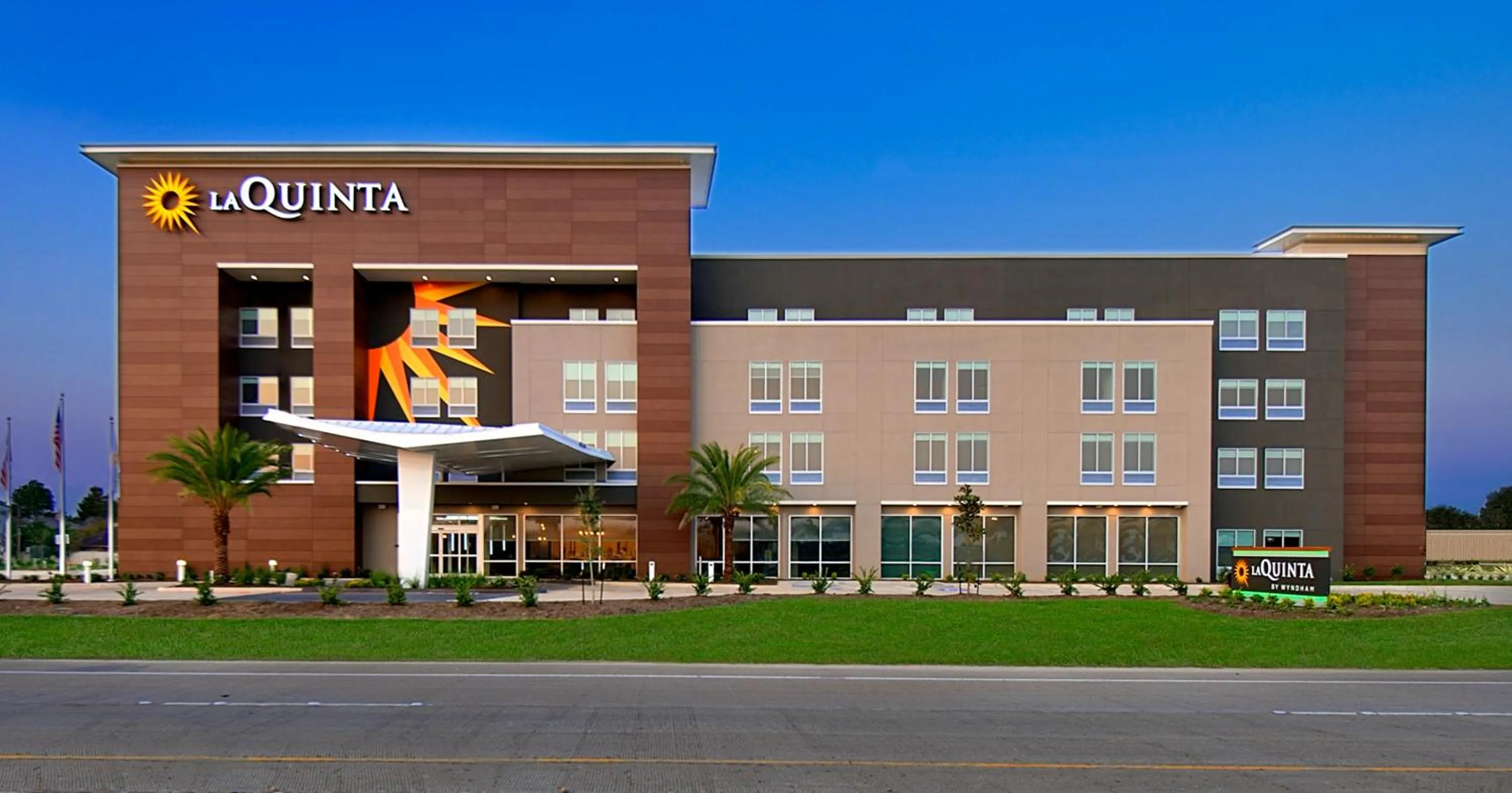 Property building in La Quinta Inn & Suites by Wyndham Texas City I 45