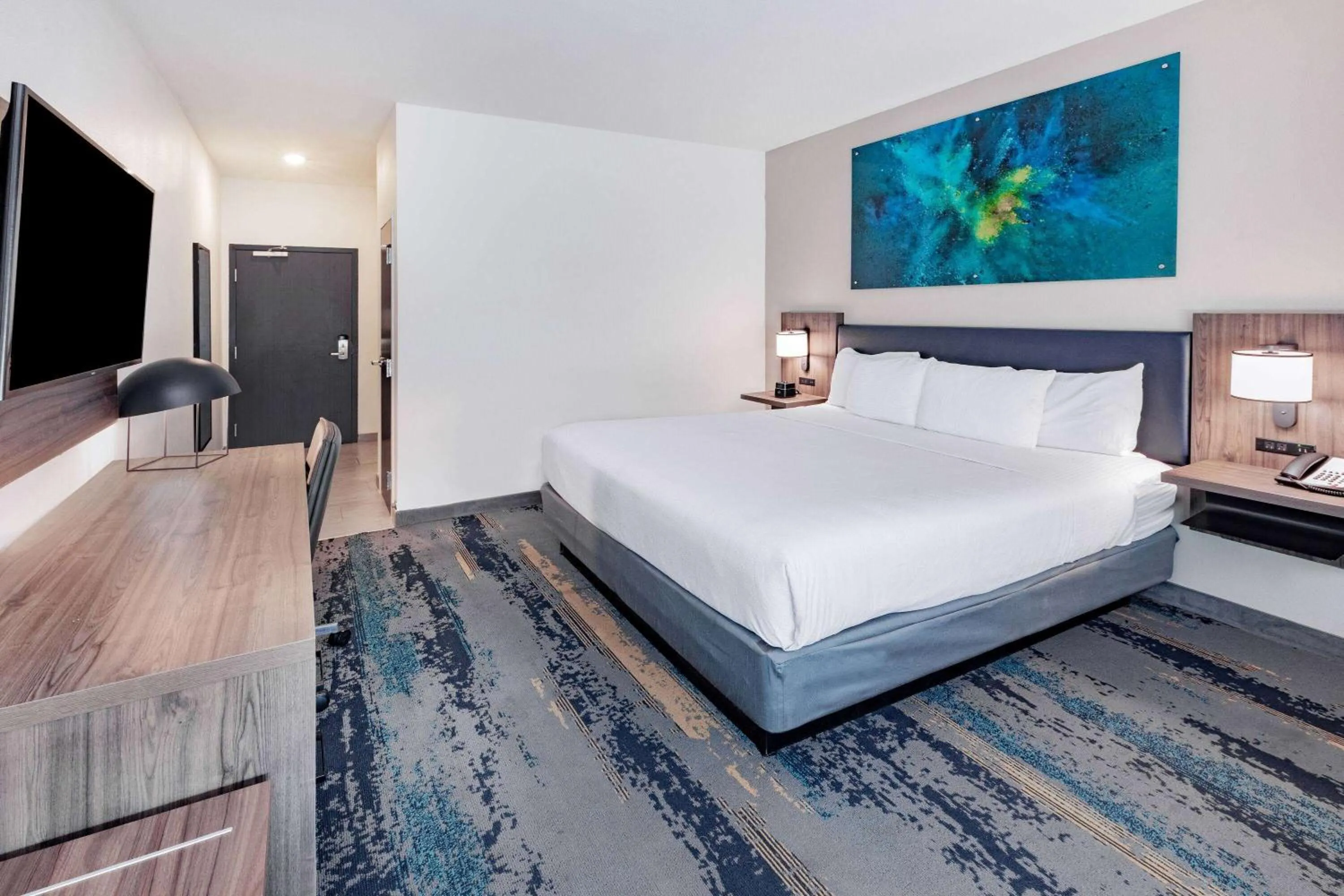 Bed in La Quinta Inn & Suites by Wyndham Texas City I 45