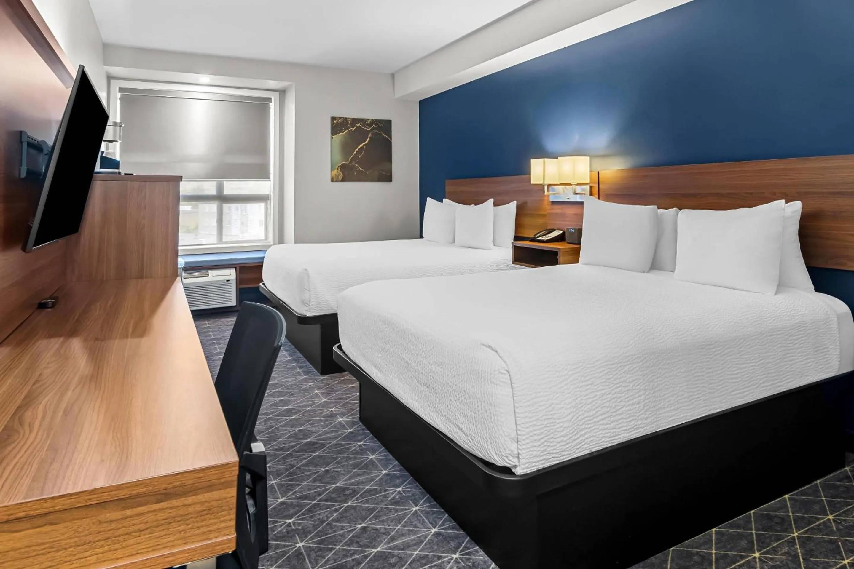 Bedroom, Bed in Park Inn by Radisson, Kelowna