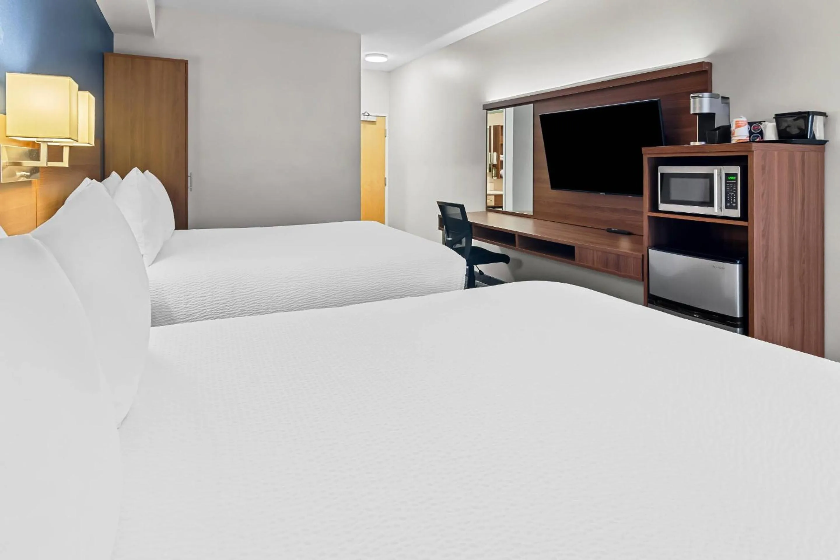 Bedroom, Bed in Park Inn by Radisson, Kelowna