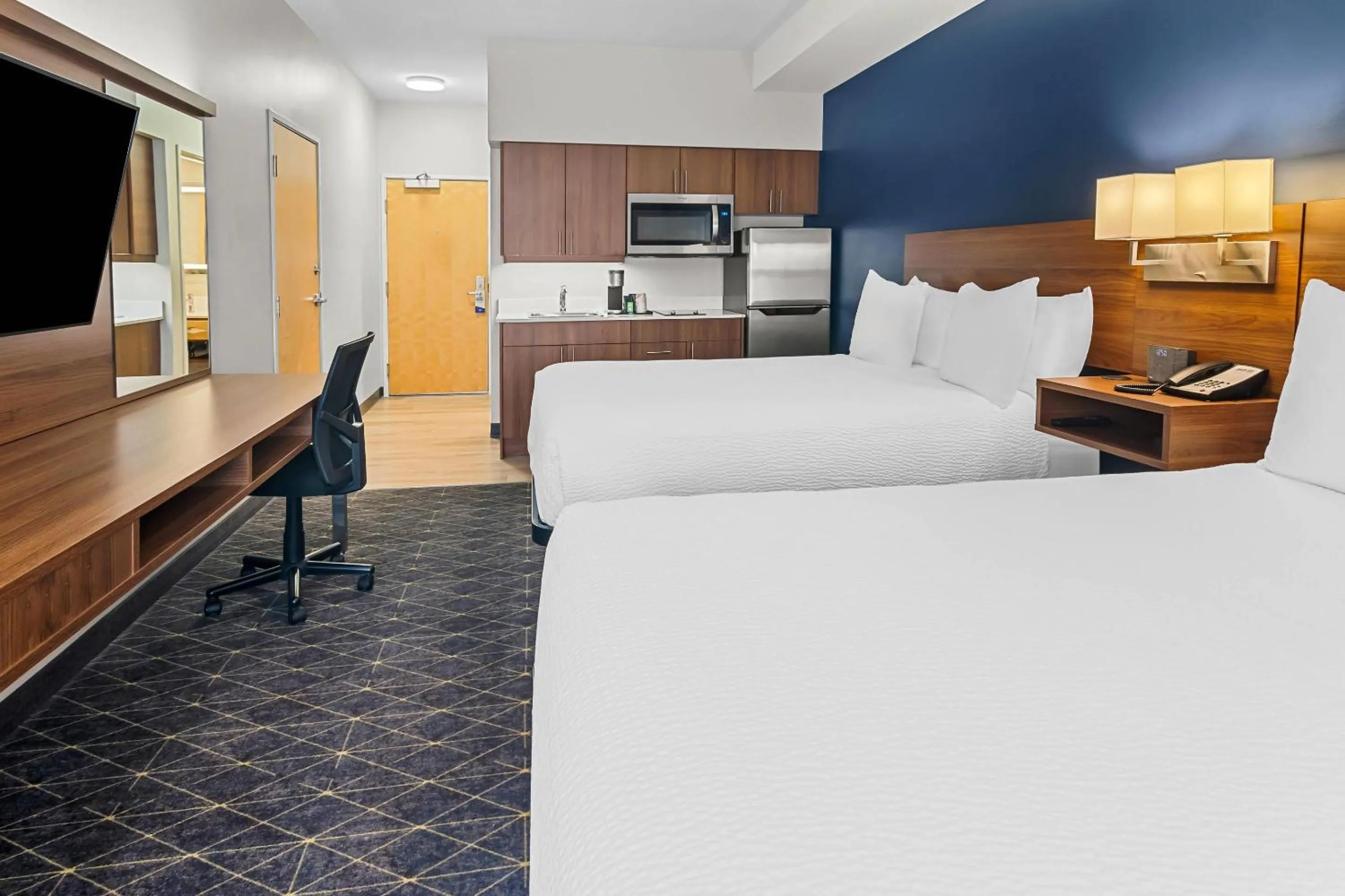 Bedroom, Bed in Park Inn by Radisson, Kelowna