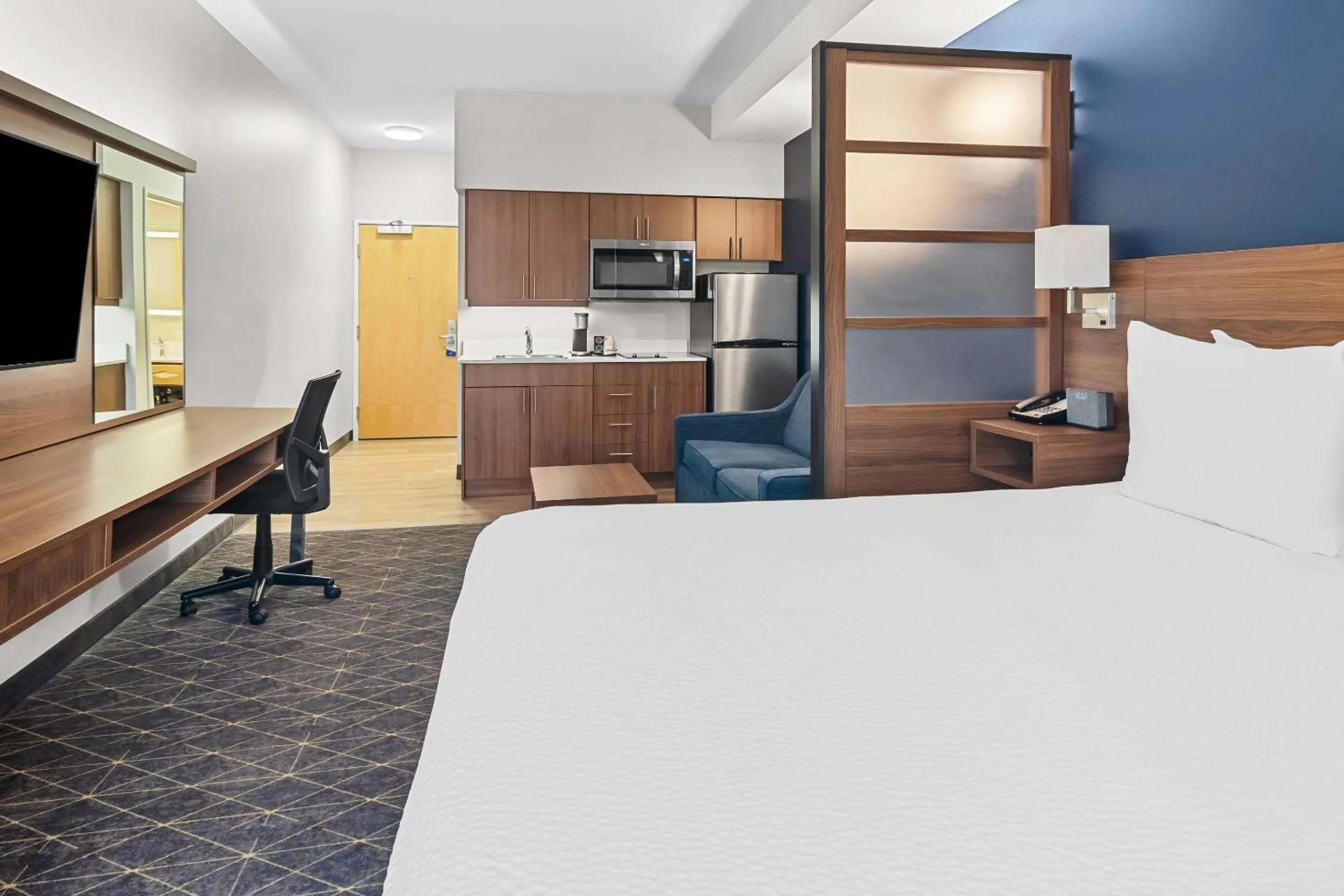 Bedroom, Bed in Park Inn by Radisson, Kelowna