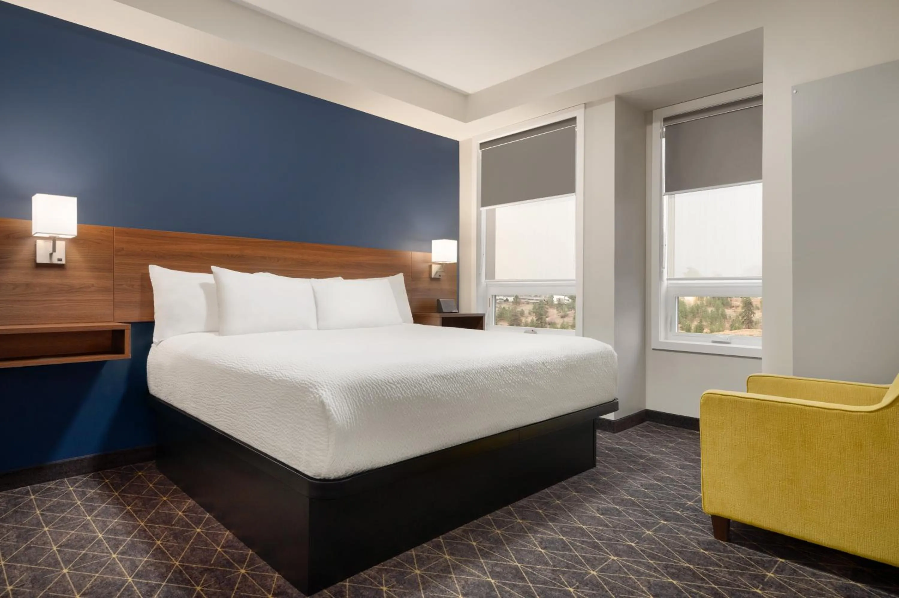 Bed in Park Inn by Radisson, Kelowna