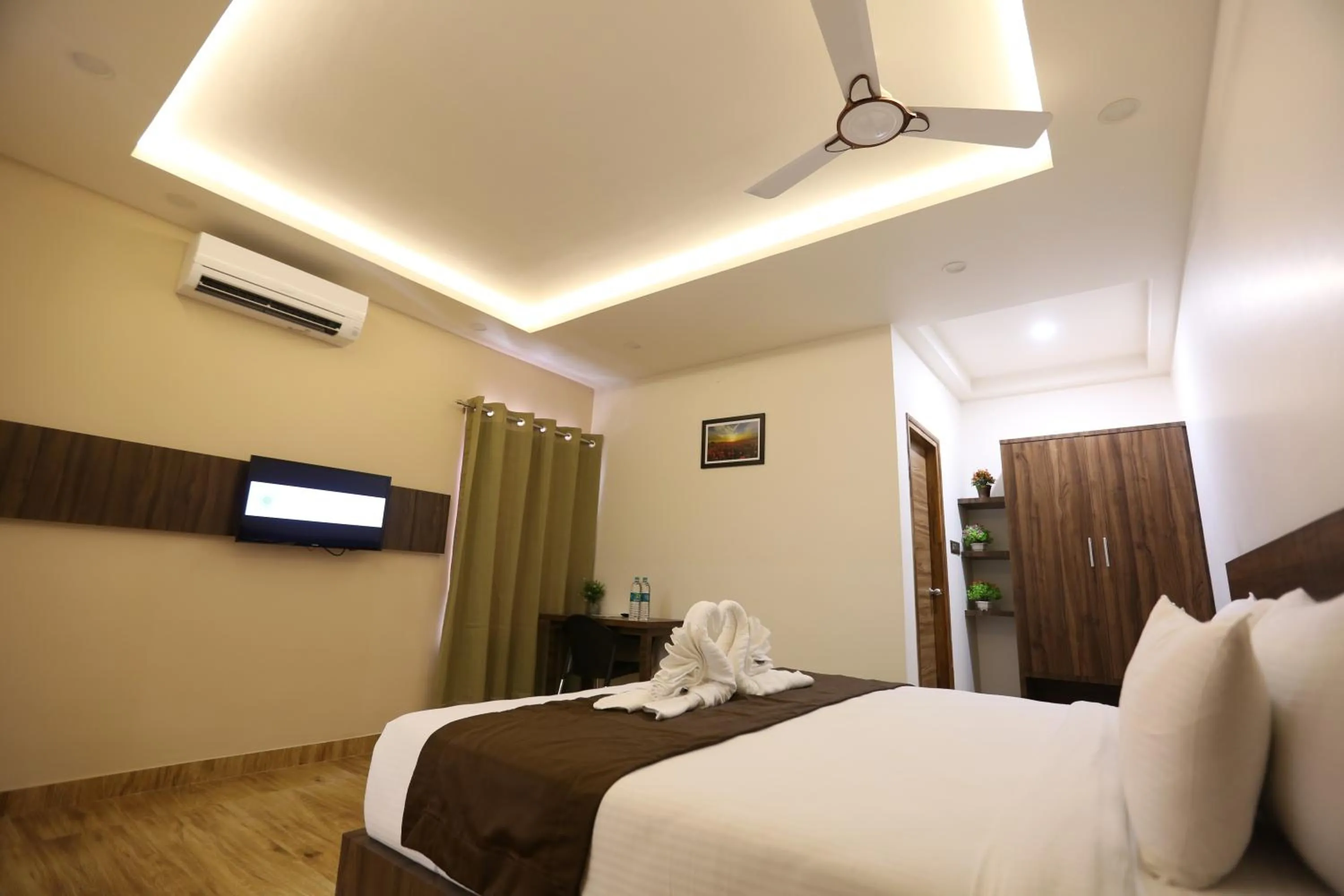 Photo of the whole room, Bed in The Ventura Grand Hotel