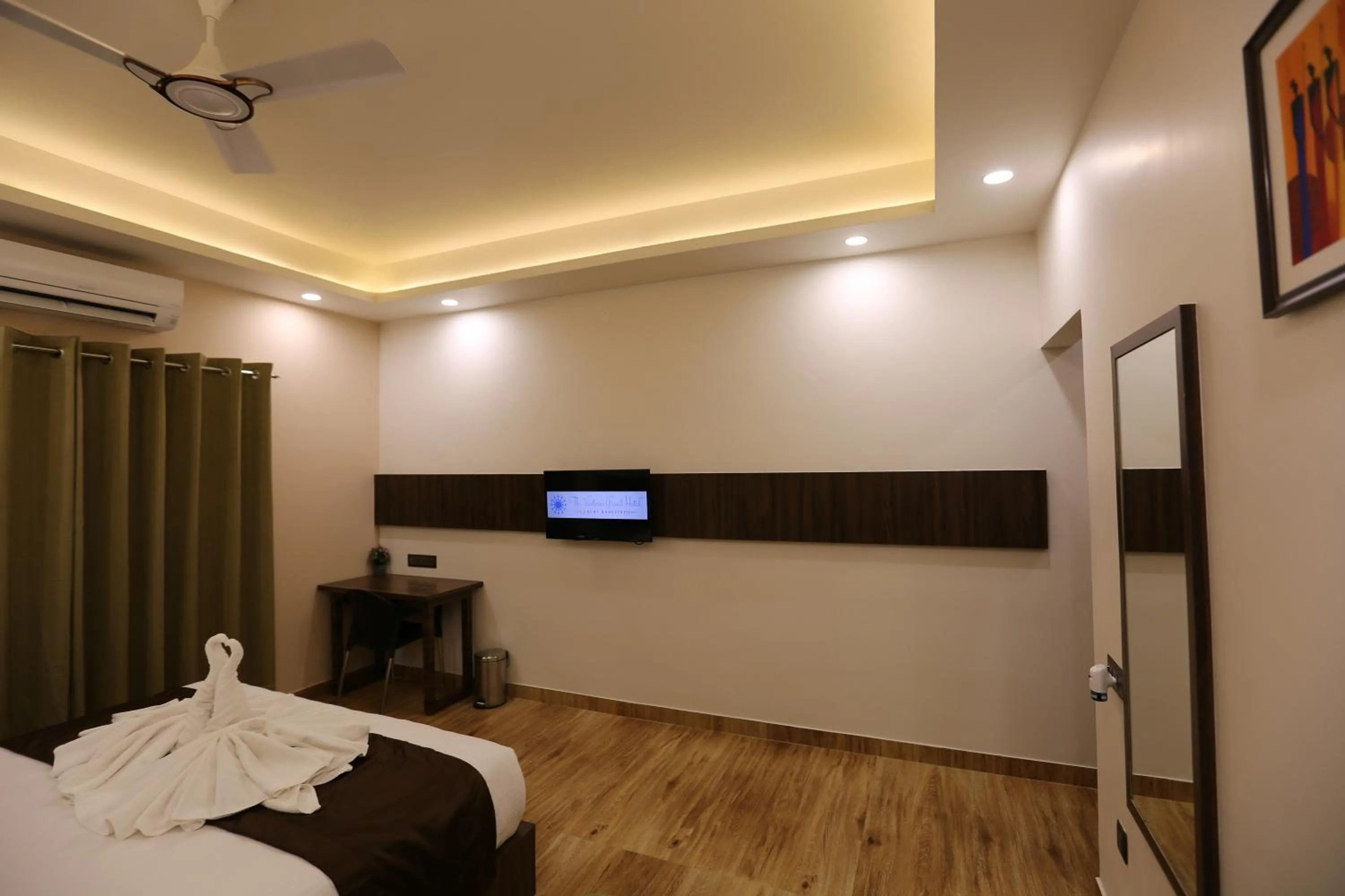 Communal lounge/ TV room, Bed in The Ventura Grand Hotel