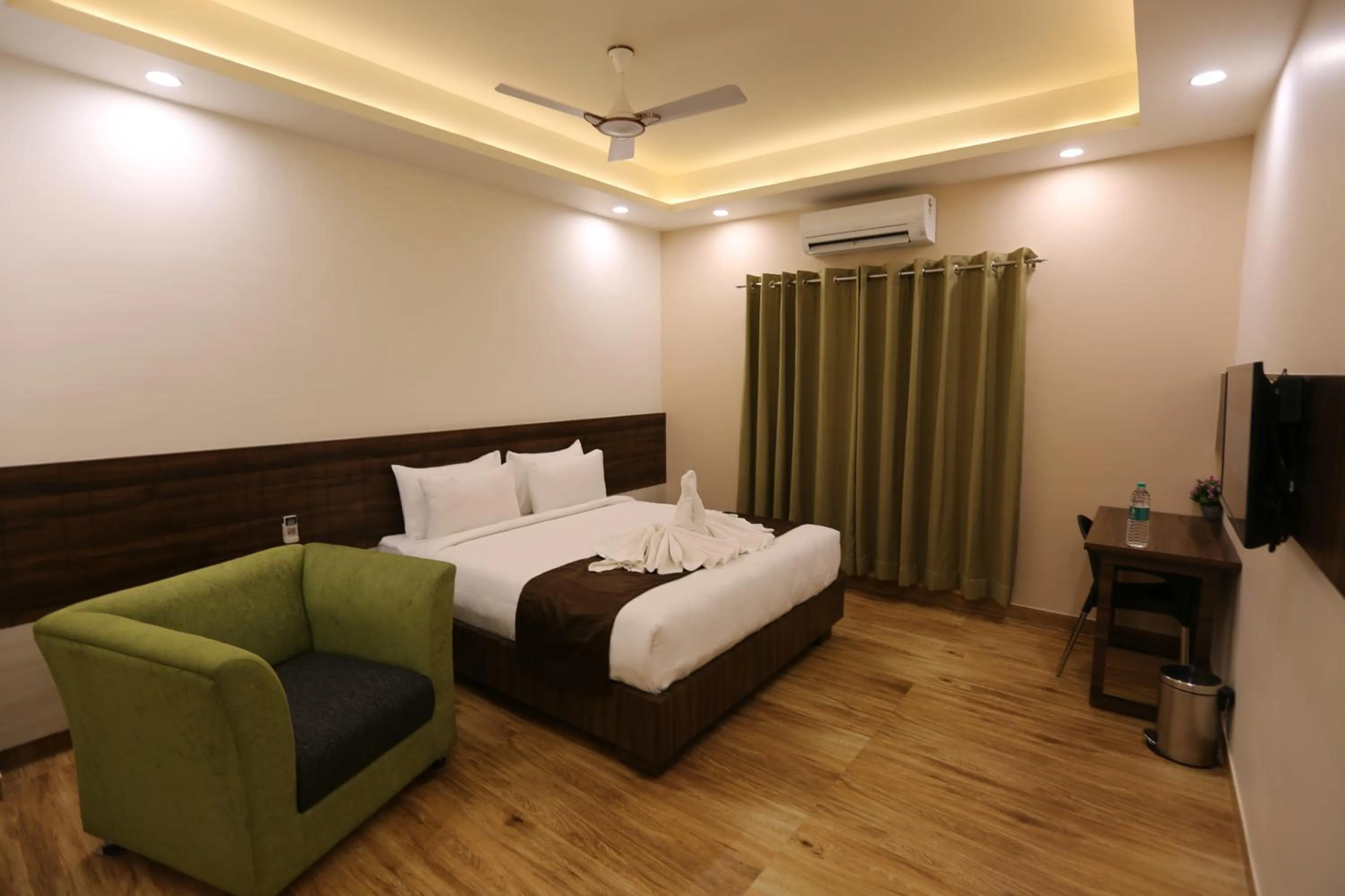 Photo of the whole room, Bed in The Ventura Grand Hotel