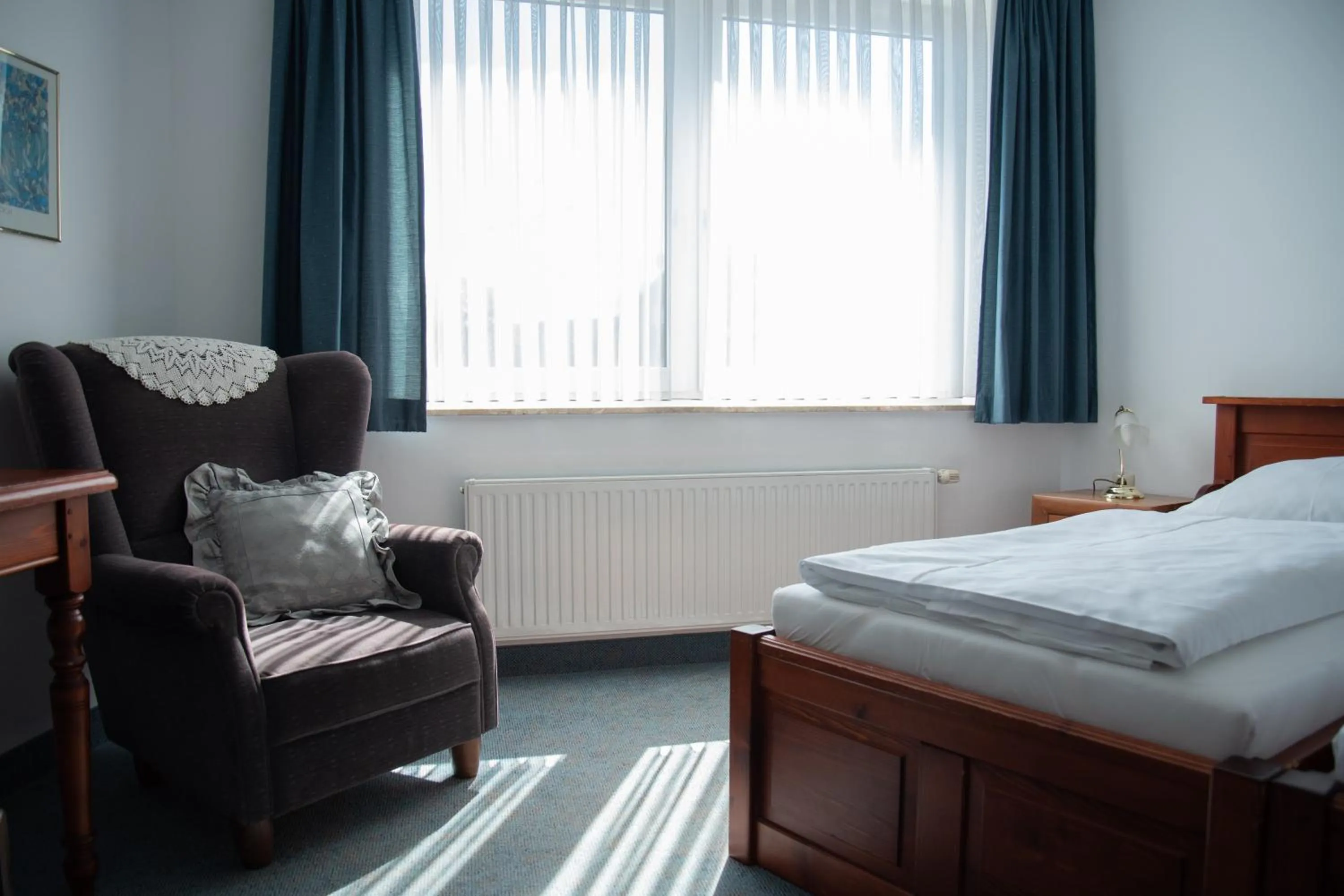 Photo of the whole room, Bed in Mahlzeit - Hotel Brauhaus Weyhausen - Keramikstudio