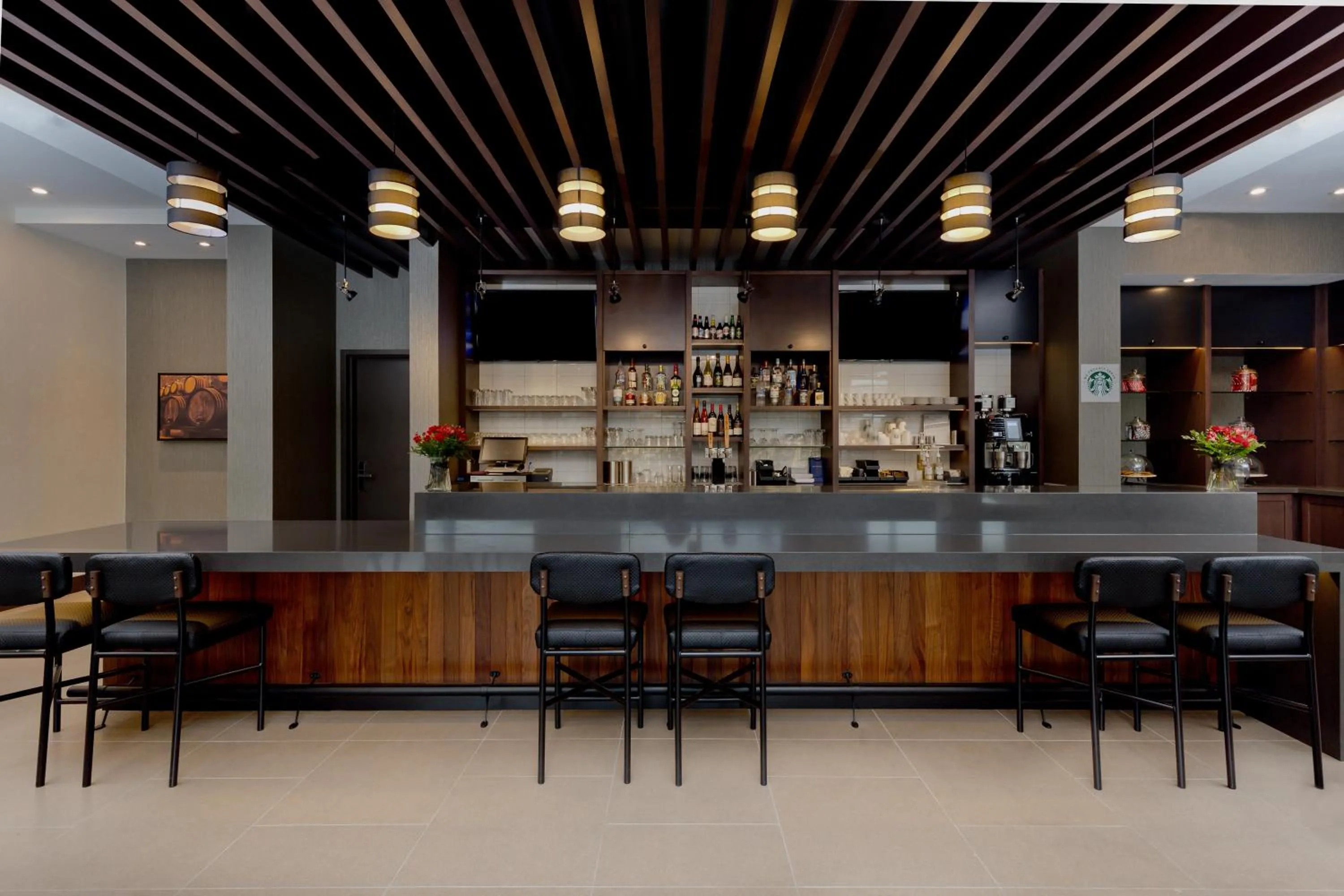 Lounge or bar in Hyatt Place Kelowna