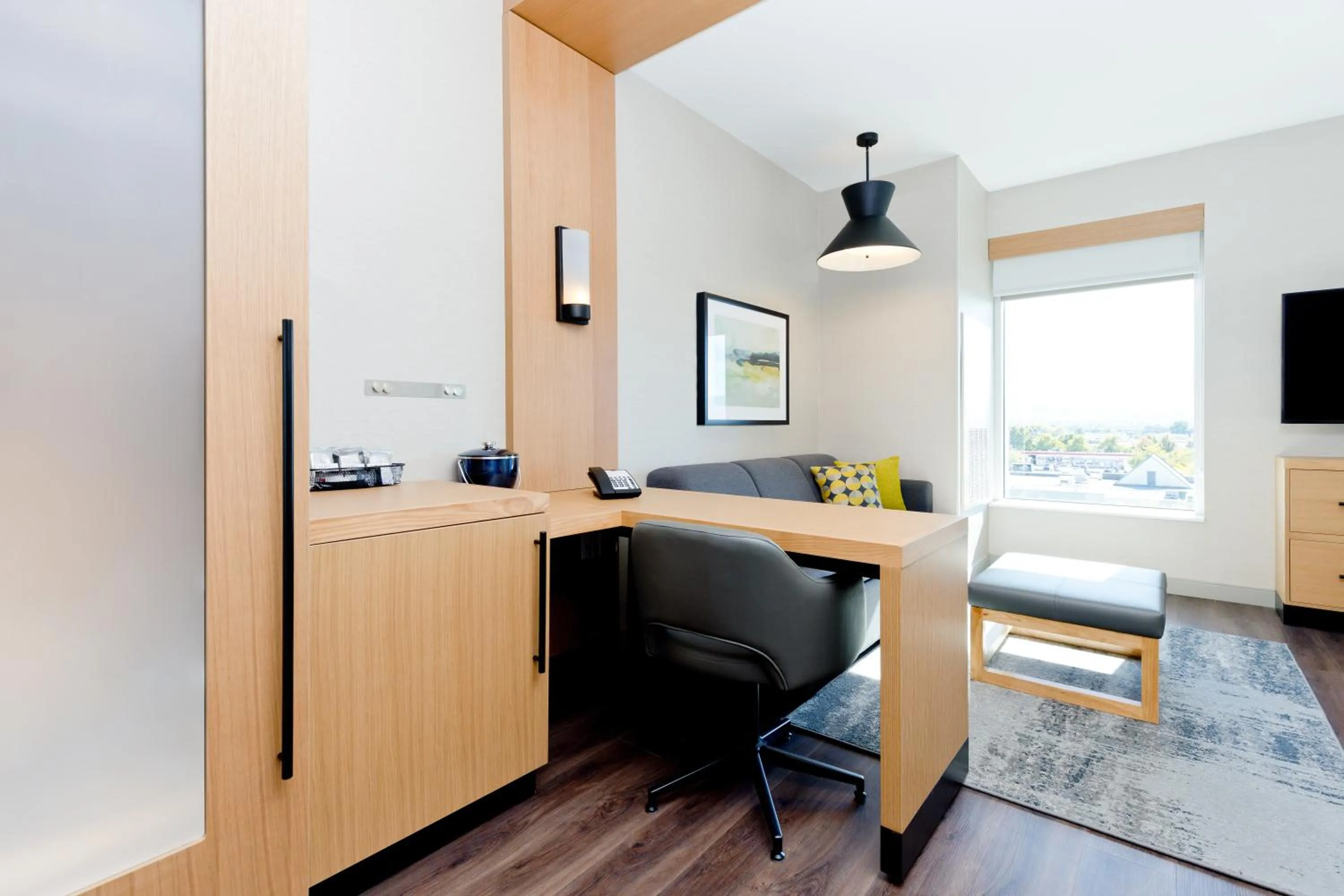 Seating area in Hyatt Place Kelowna