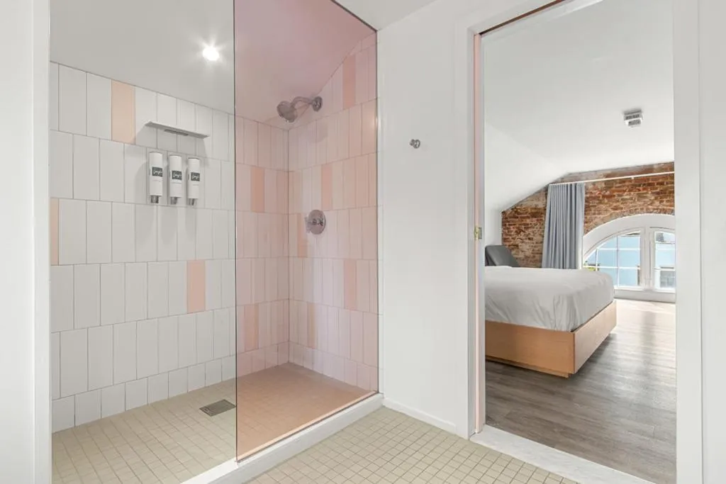 Shower, Bed in The Doyle Hotel