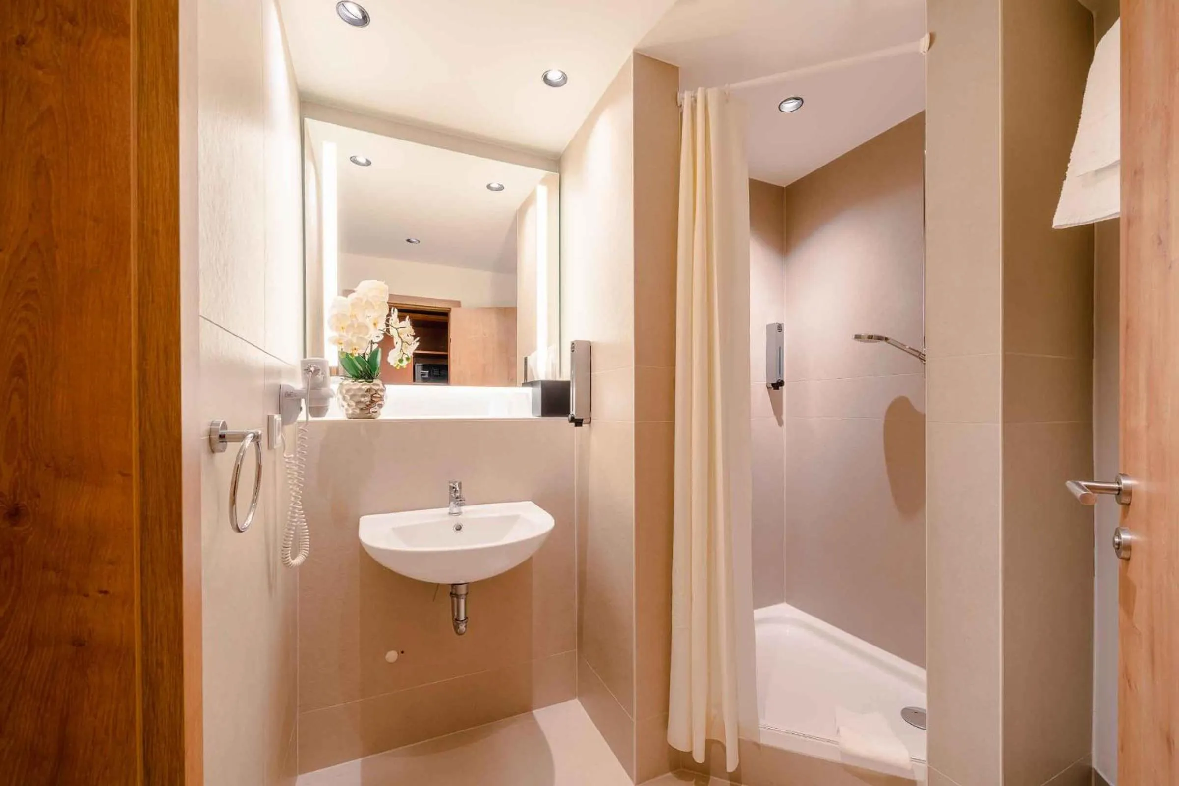 Bathroom in PLAZA INN Köln Pulheim