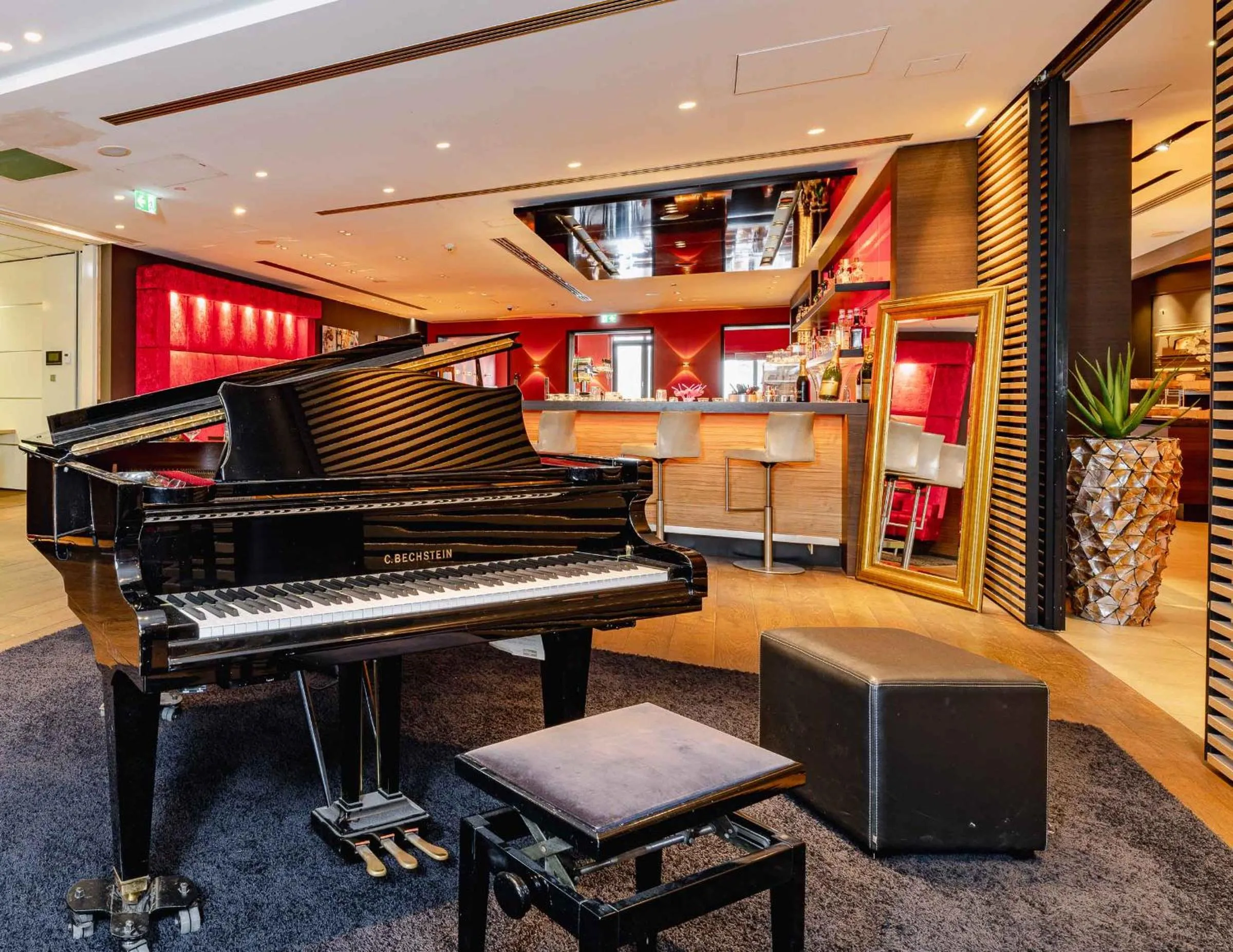 Lounge or bar in PLAZA INN Köln Pulheim