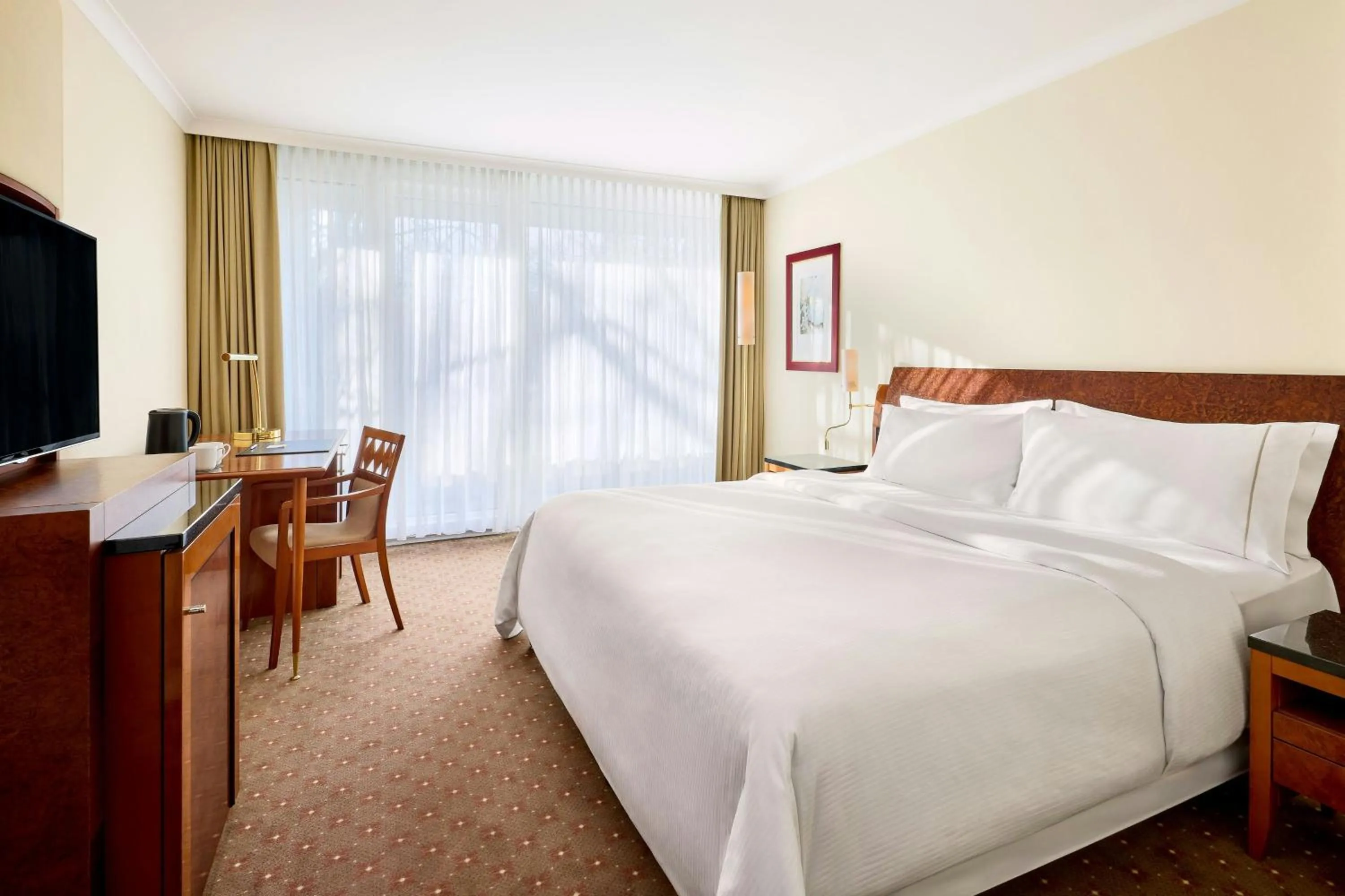 Photo of the whole room, Bed in The Westin Grand Munich