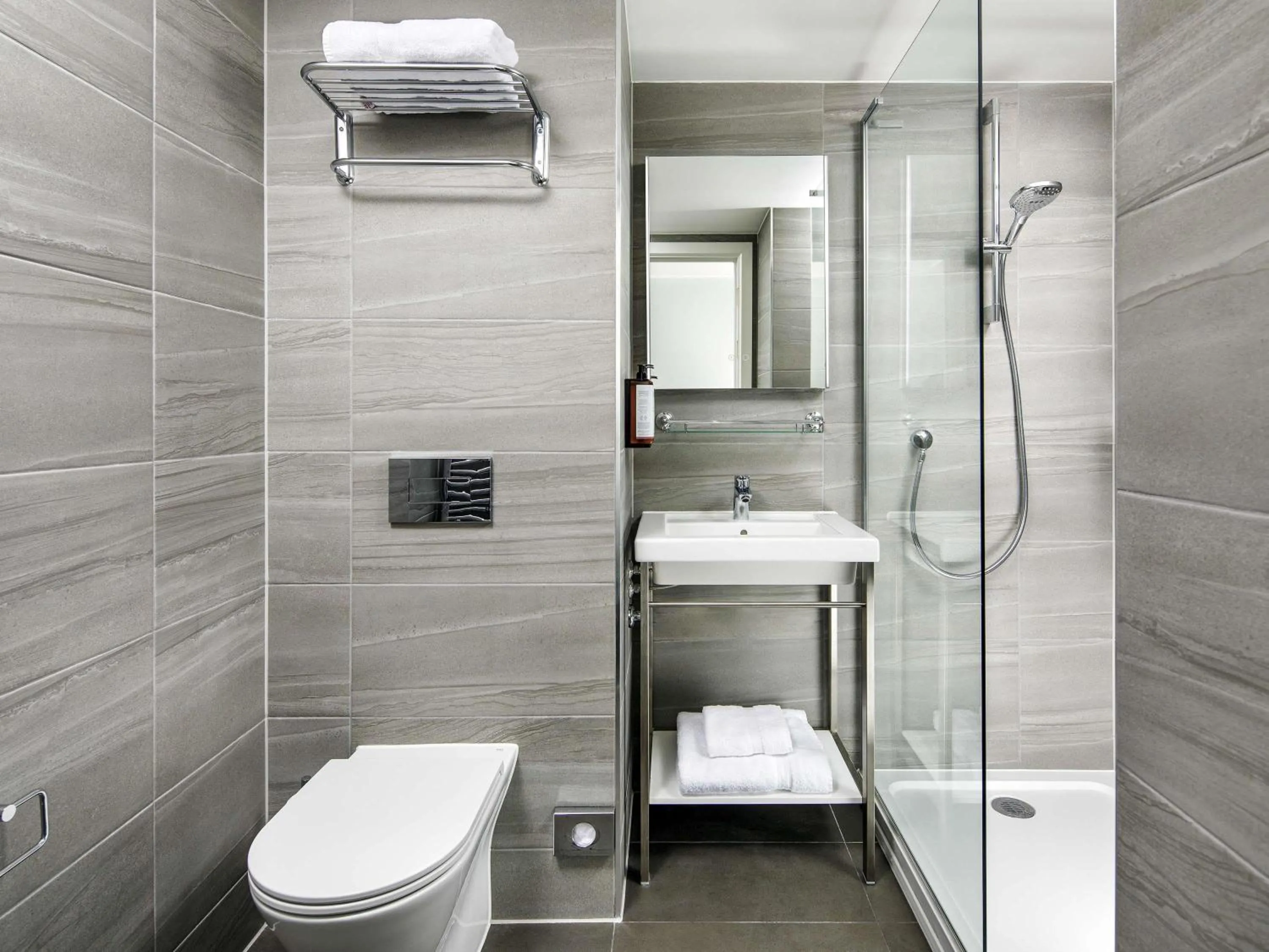 Bedroom in Mercure Newport