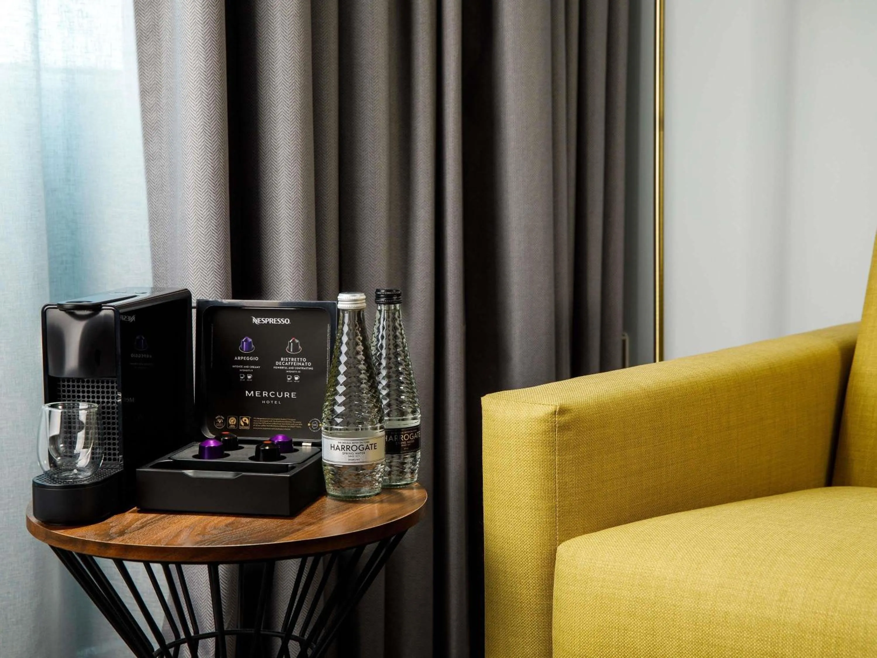 Photo of the whole room in Mercure Newport