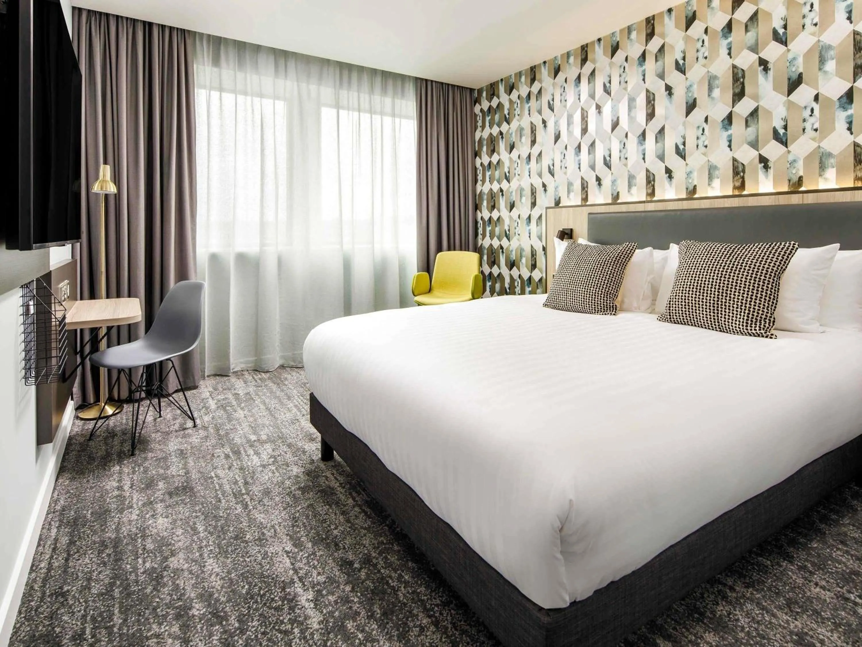 Property building, Bed in Mercure Newport