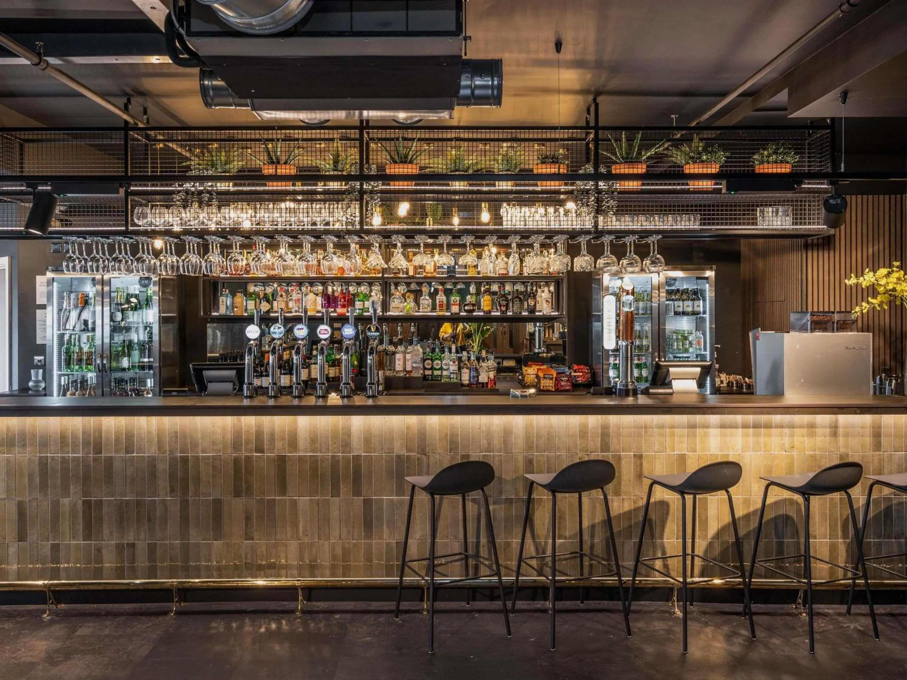 Lounge or bar in Mercure Newport