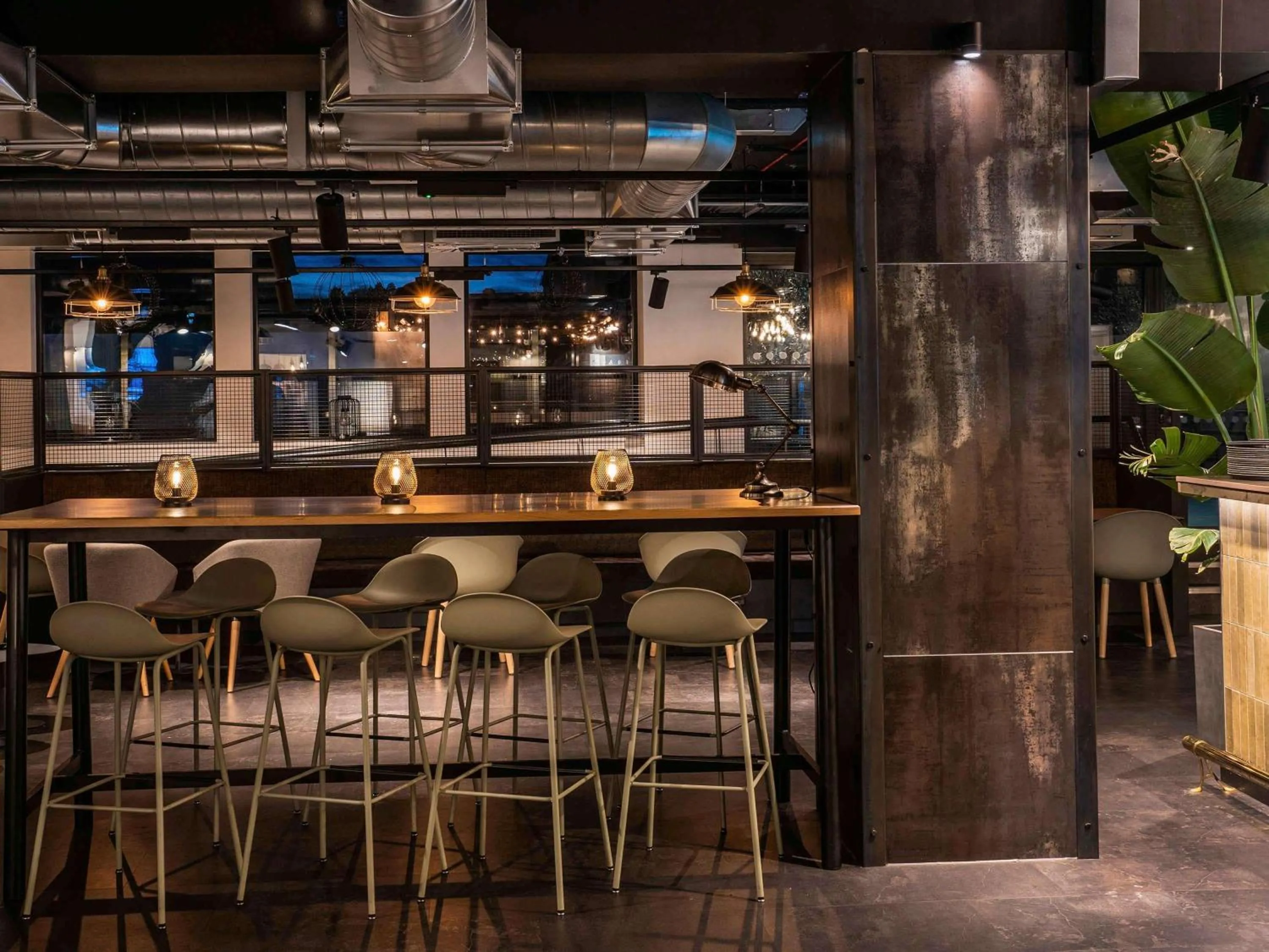 Lounge or bar in Mercure Newport