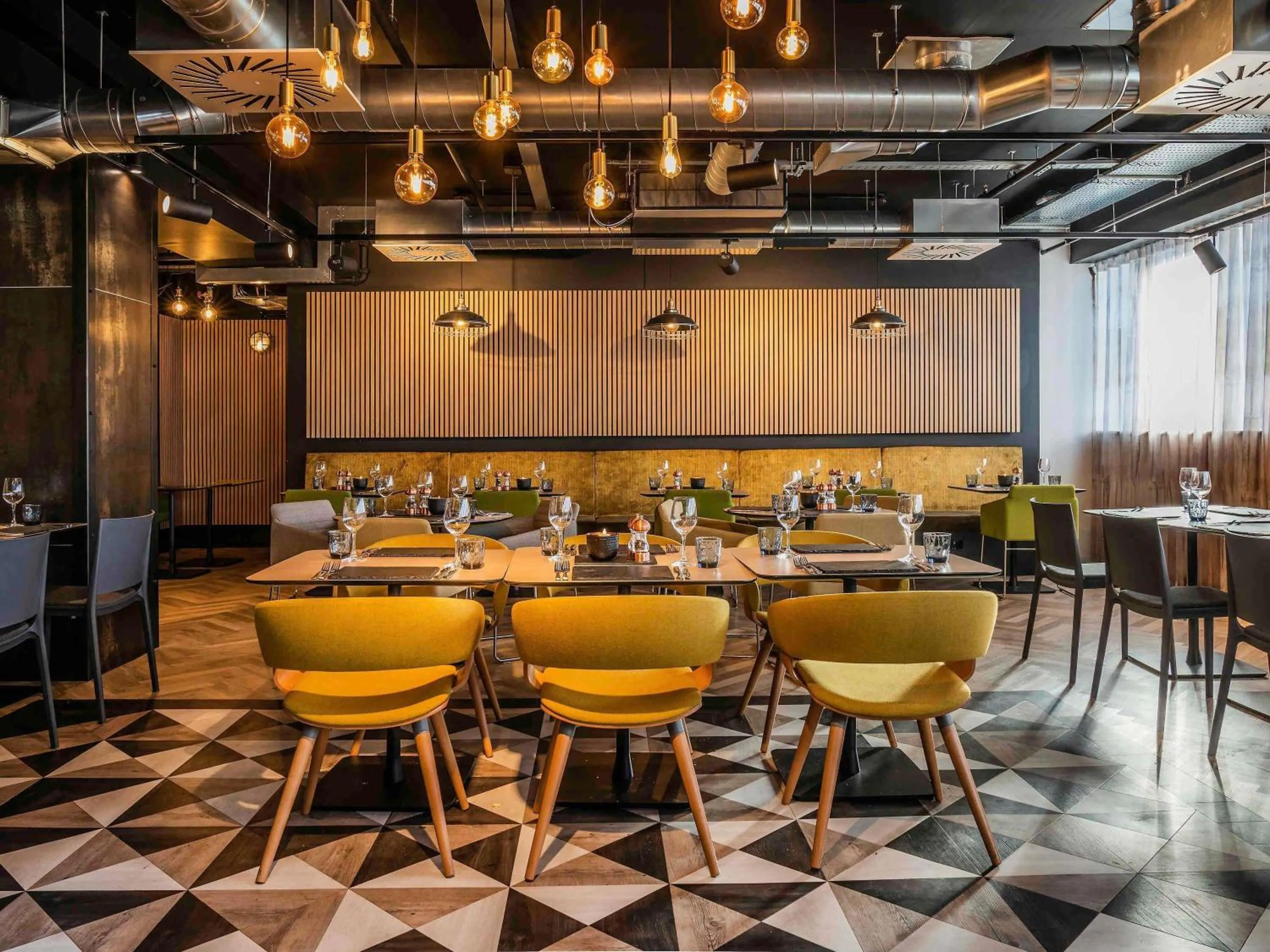 Restaurant/places to eat in Mercure Newport