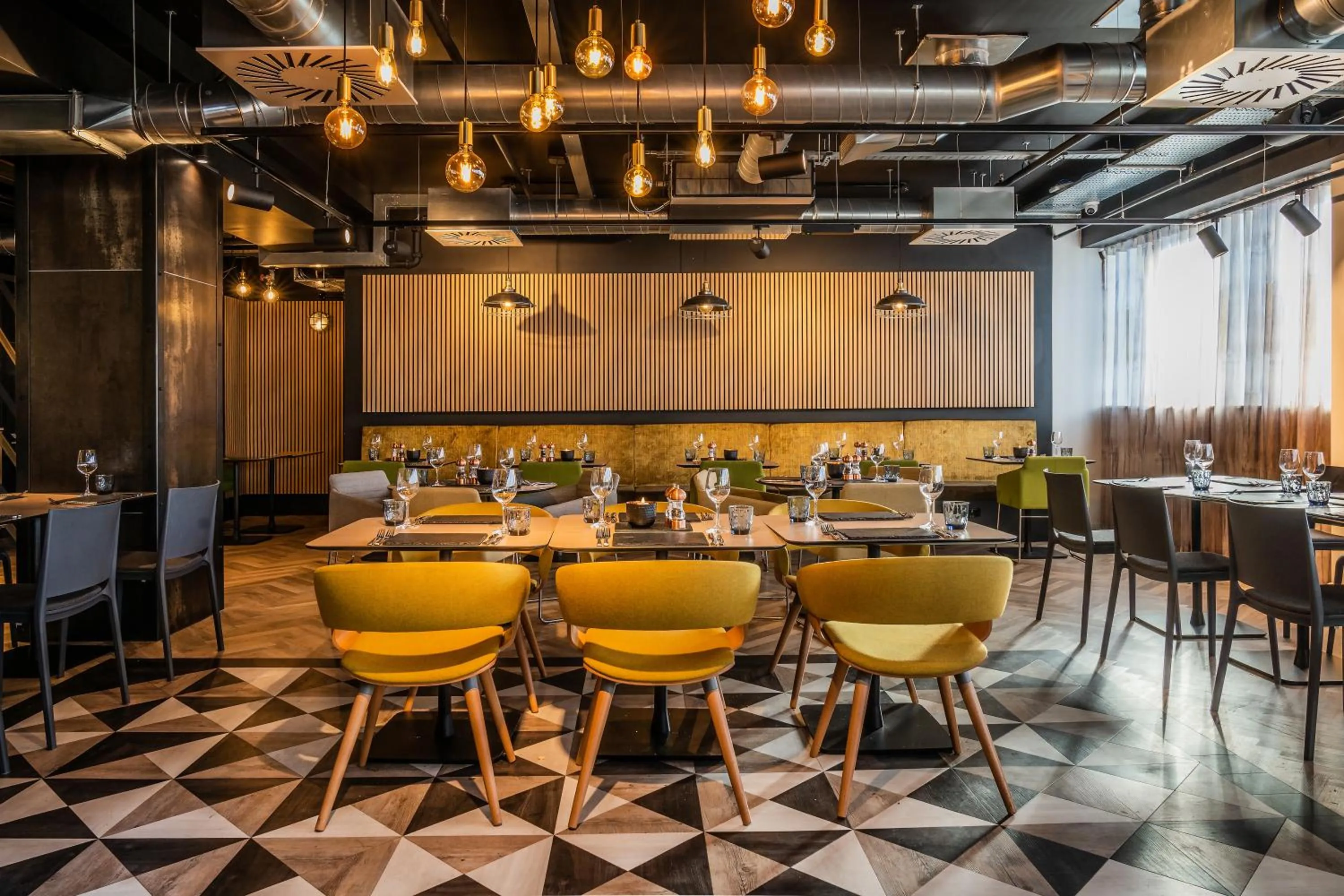 Restaurant/places to eat in Mercure Newport