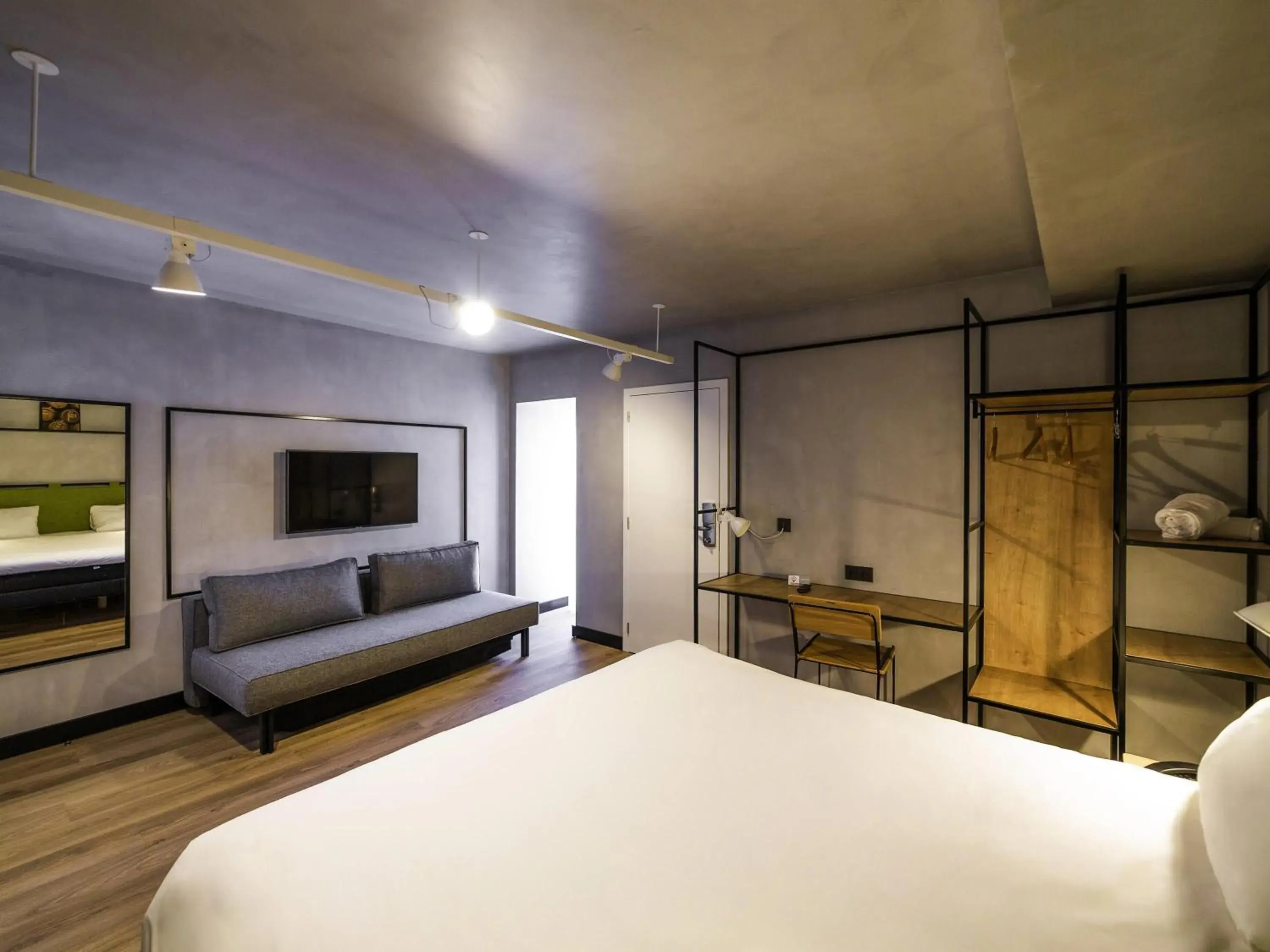 Family Room with double bed and sofa bed in ibis Porto Centro Mercado Bolhao Family Room with double bed and sofa bed in ibis Porto Centro Mercado Bolhao